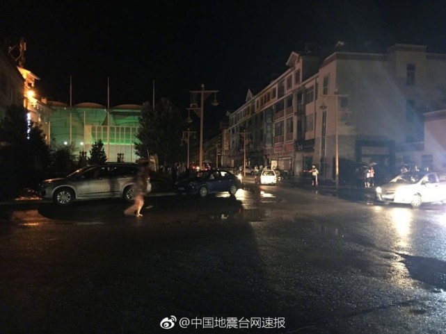 九寨溝附近發生強烈地震，附近城市陷入漆黑一片，許多民眾在街上奔跑。（圖翻攝自網路）