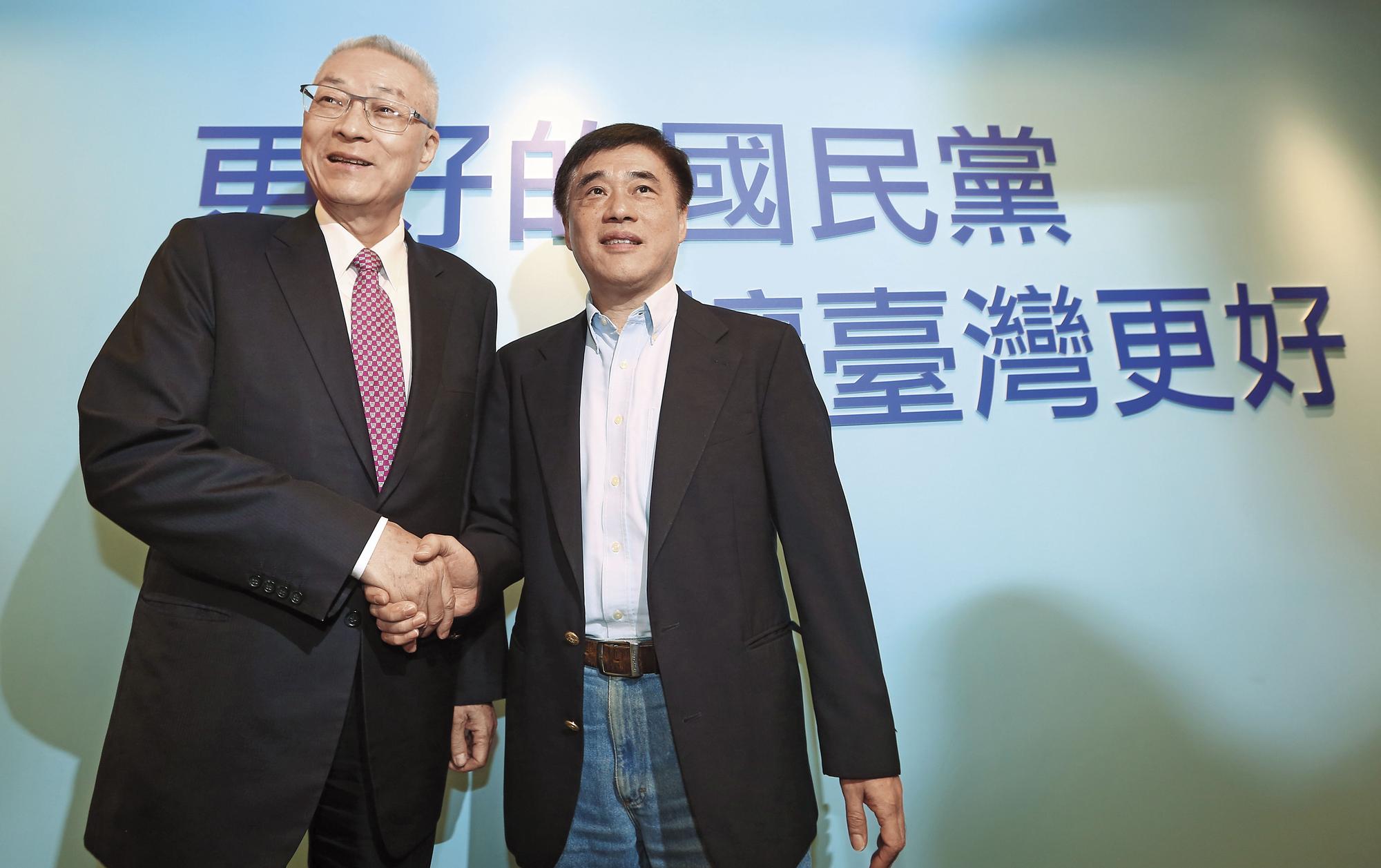 吳敦義（左）將任命郝龍斌（右）續任副主席一職，藉此消解黨魁選舉裂痕。