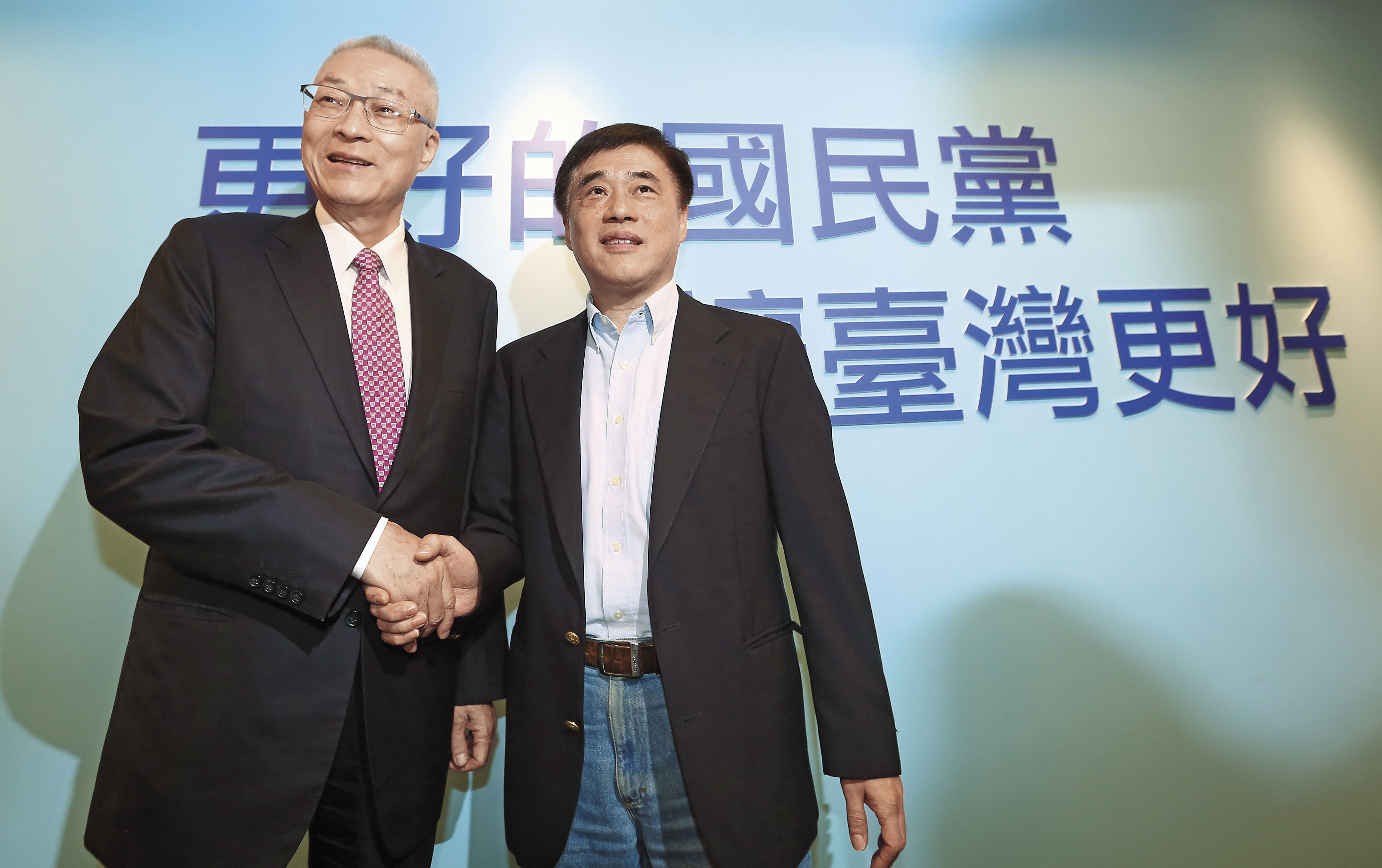 吳敦義(左)將任命郝龍斌(右)續任副主席一職,藉此消解黨魁選舉裂痕。