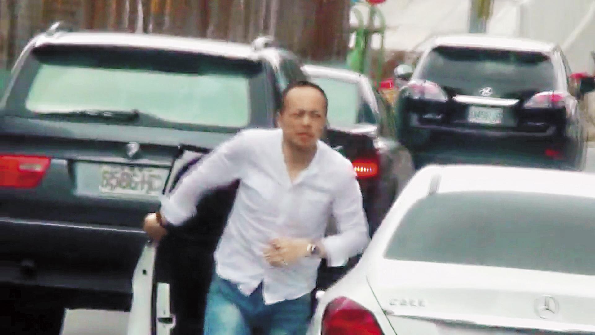 徐文豪開白色賓士車,因而被陳彥伯懷疑是跟監爆料的人。