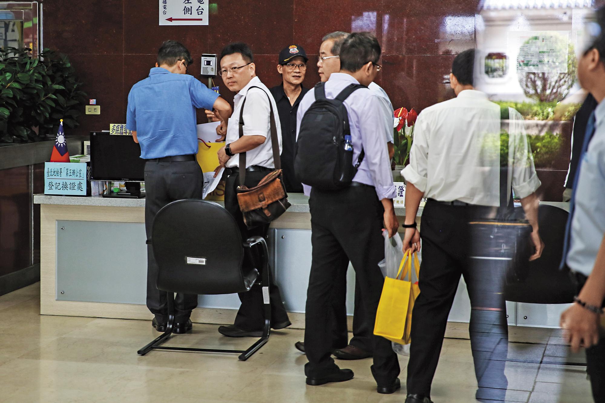 台北地檢署偵辦中廣交易背信案,於署外的第5辦公陸續約談相關人到案。