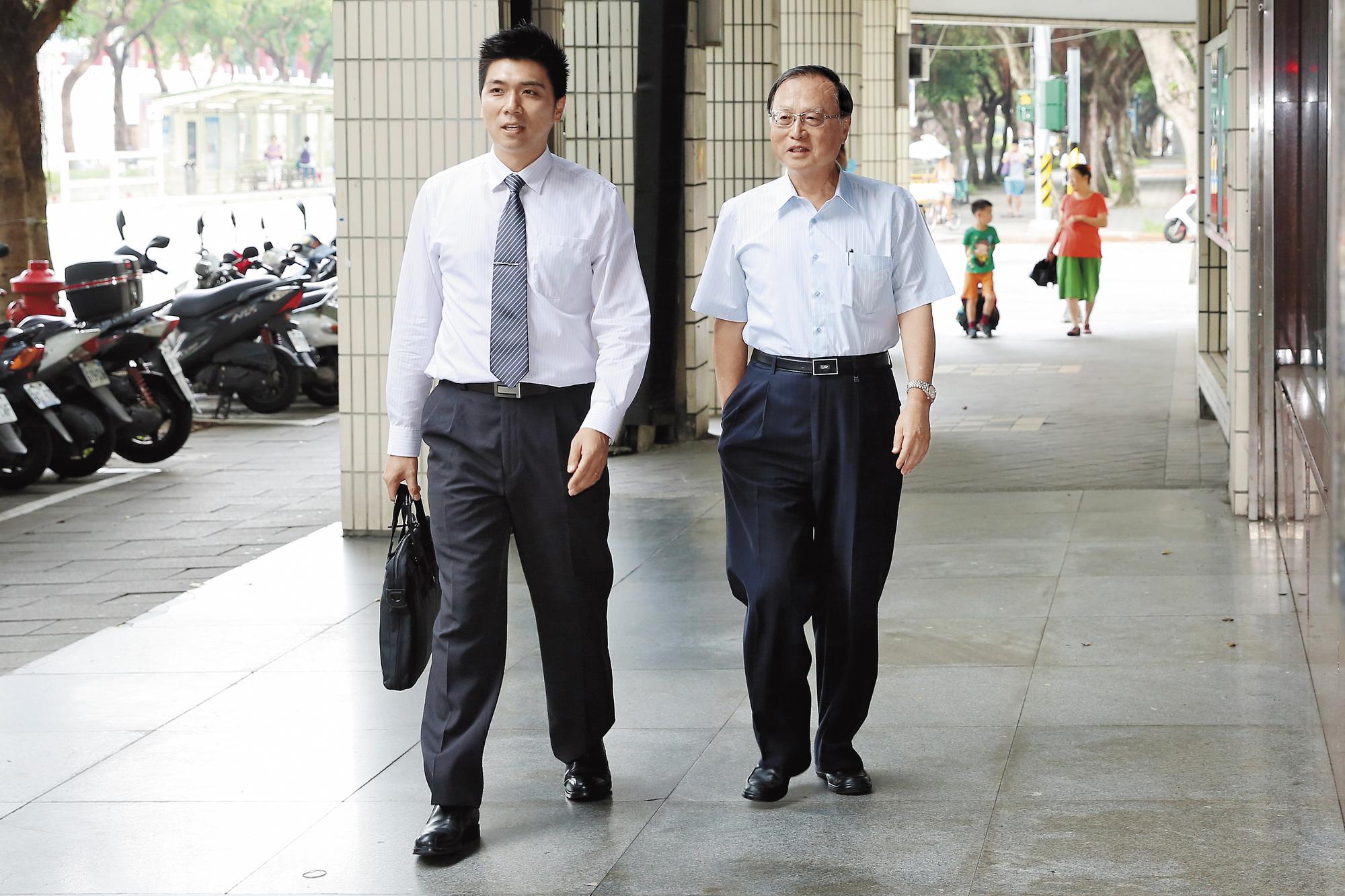 國民黨前行管會主委張哲琛(右)負責中廣等黨產出售,遭列被告約談時強調與馬英九無關,訊後限制出境。