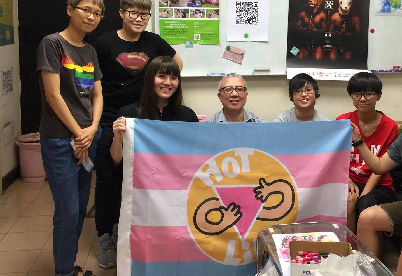 同志諮詢熱線協會的跨性別小組，是目前全台灣最大的跨性別服務組織，每年舉辦數十場跨性別座談、演講、聚會，提供跨性別者與其父母關懷和諮詢。