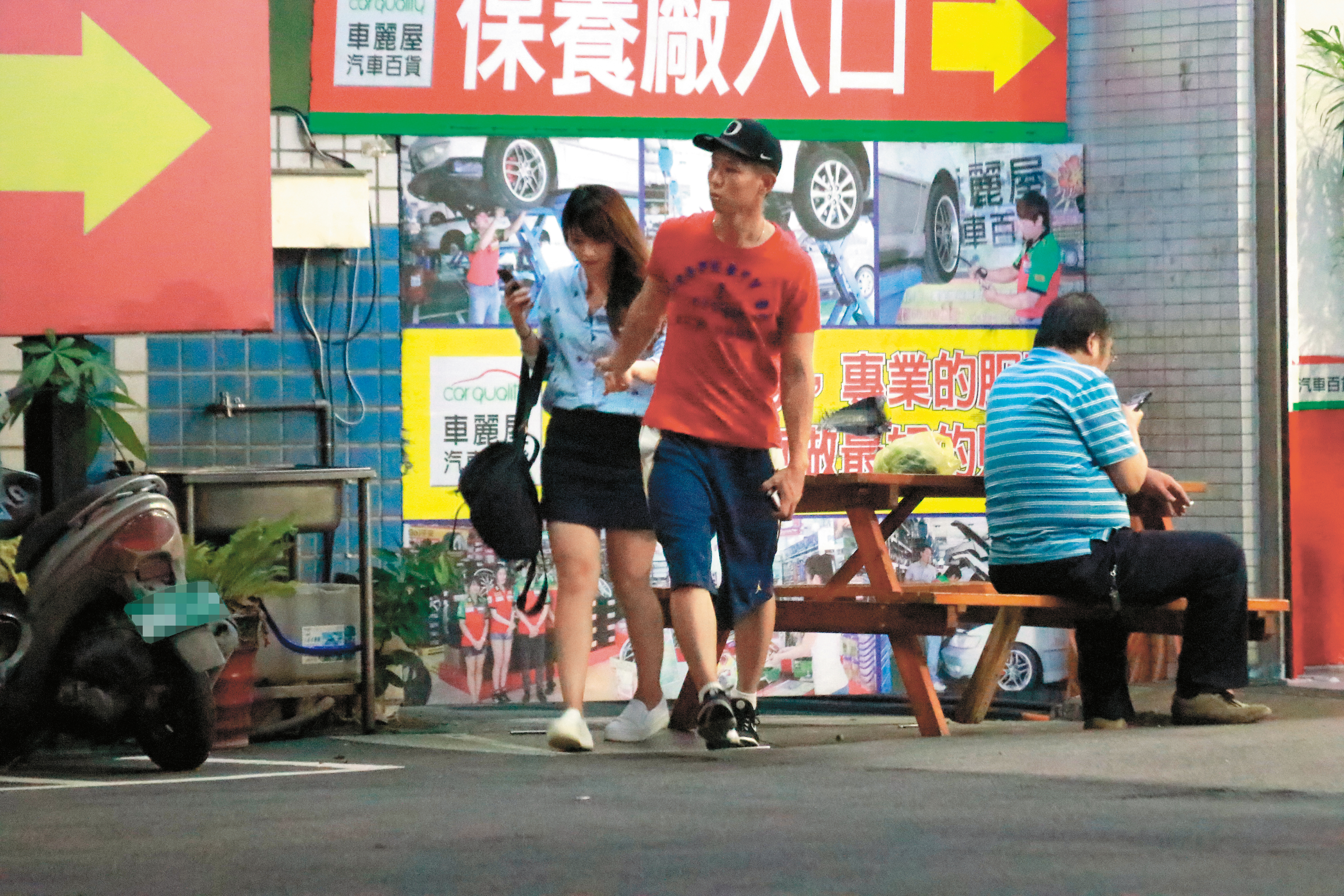 7月27日晚間,陳思宇陪鋼砲男到內湖保養車子,鋼砲男一個箭步過去拉起她的手。