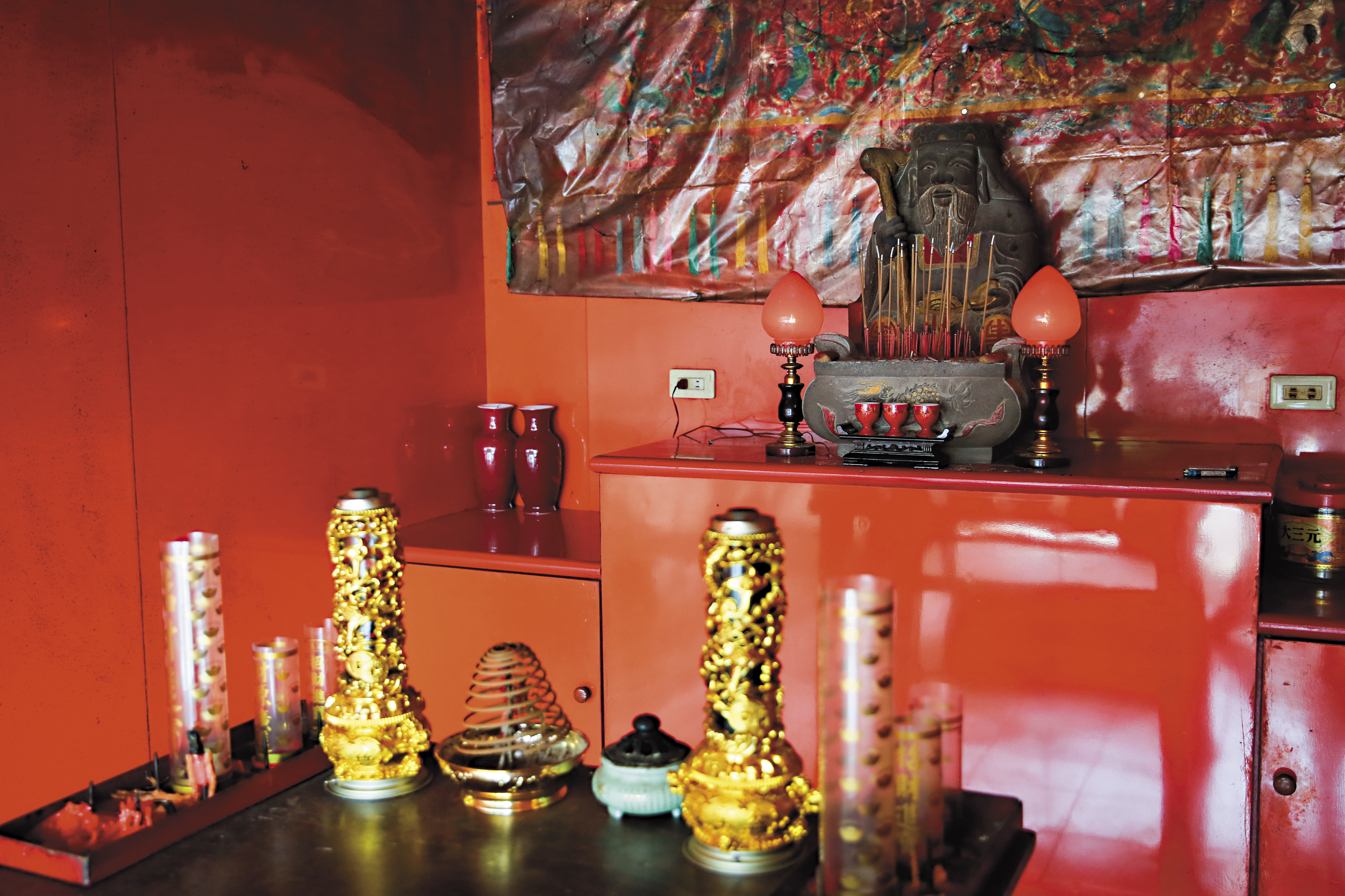 台鐵富岡車輛基地旁有一間福德正神廟，原本位於廠區內，因台鐵興建基地而暫厝至旁邊空地，未來將安置在列車車廂內供奉。