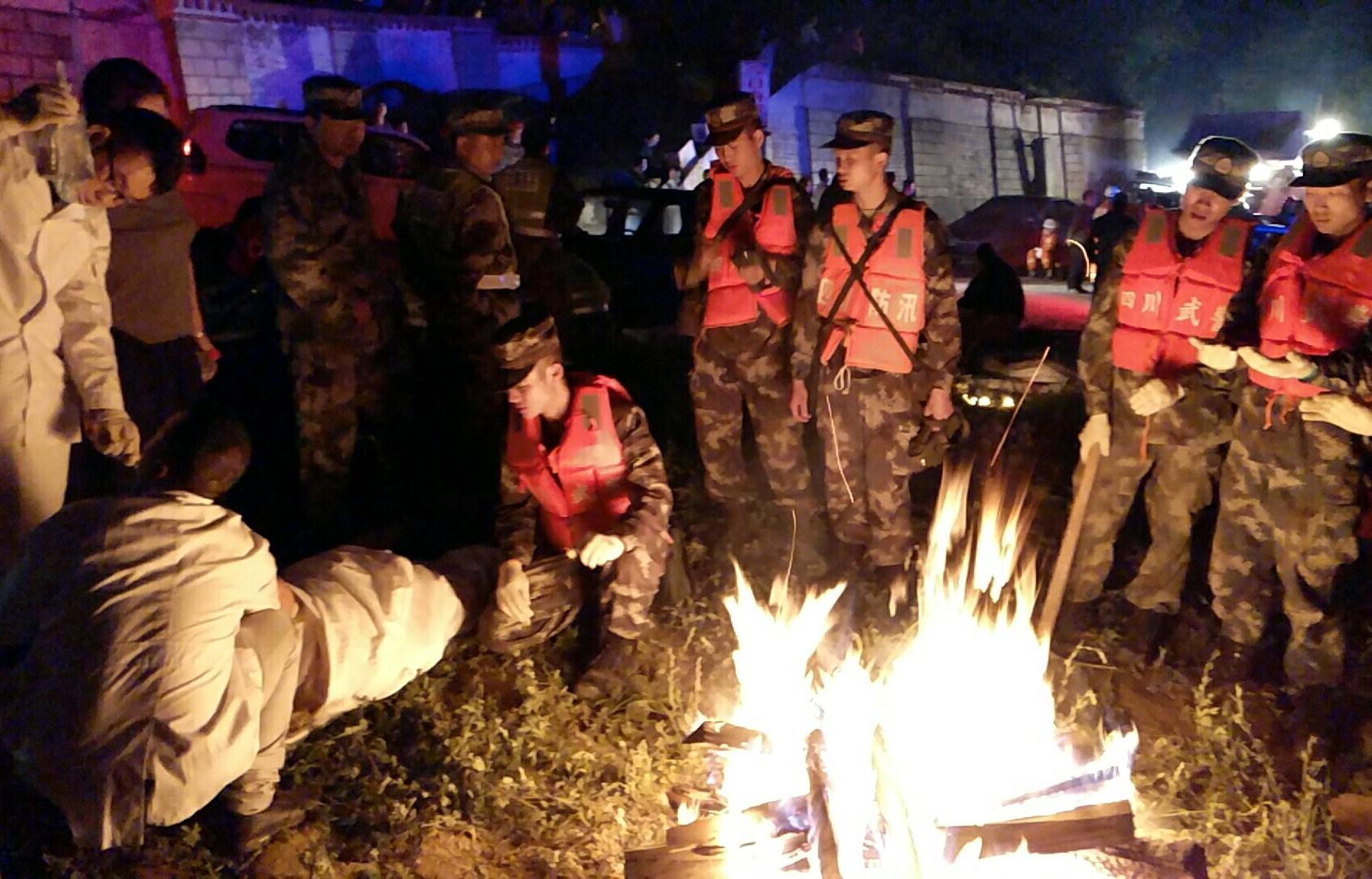四川九寨溝縣昨晚發生規模7.0地震,救援工作持續進行中。