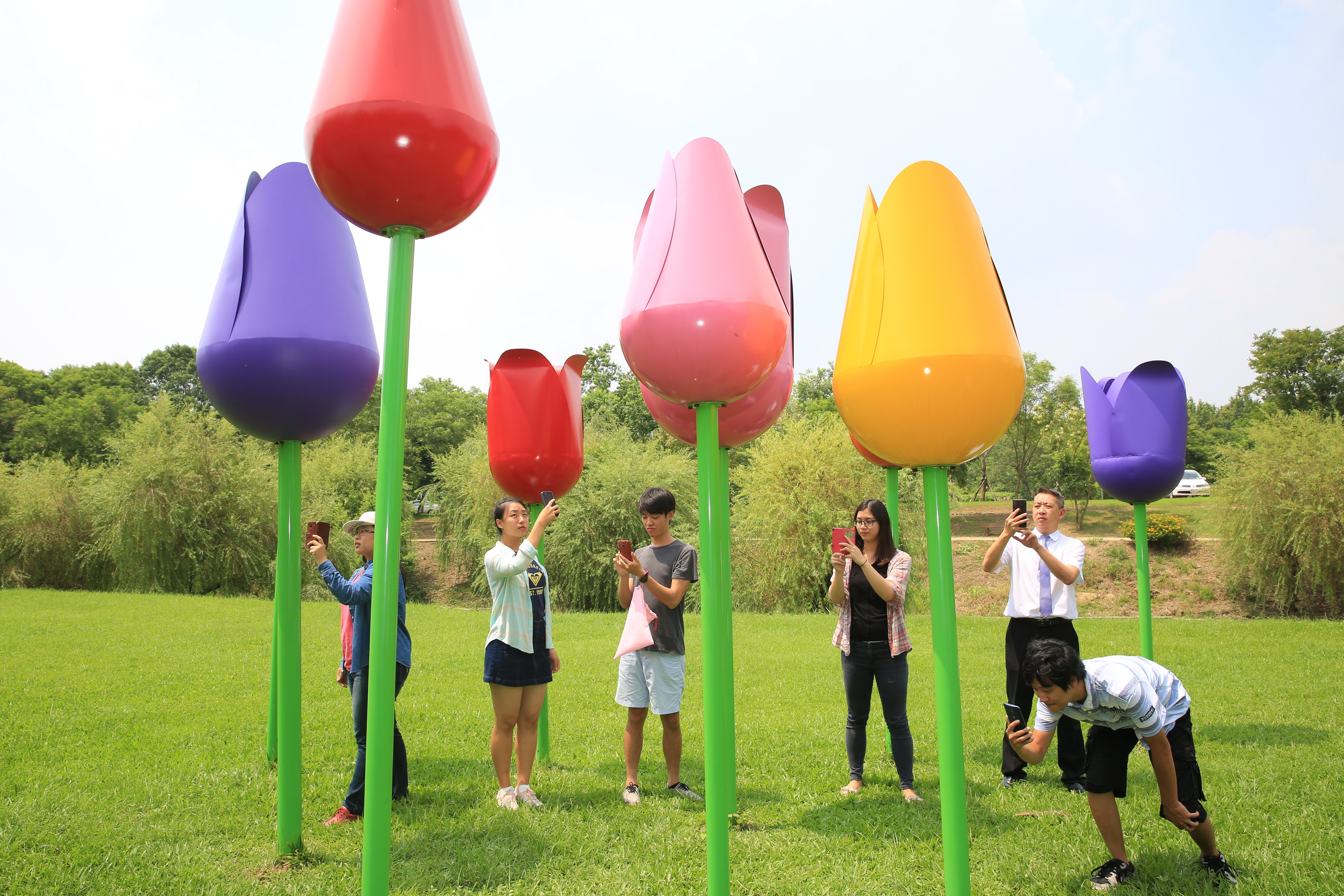 到台南「德元埤荷蘭村」除了欣賞美麗裝置藝術，透過手機遊戲還能發現其中暗藏玄機。