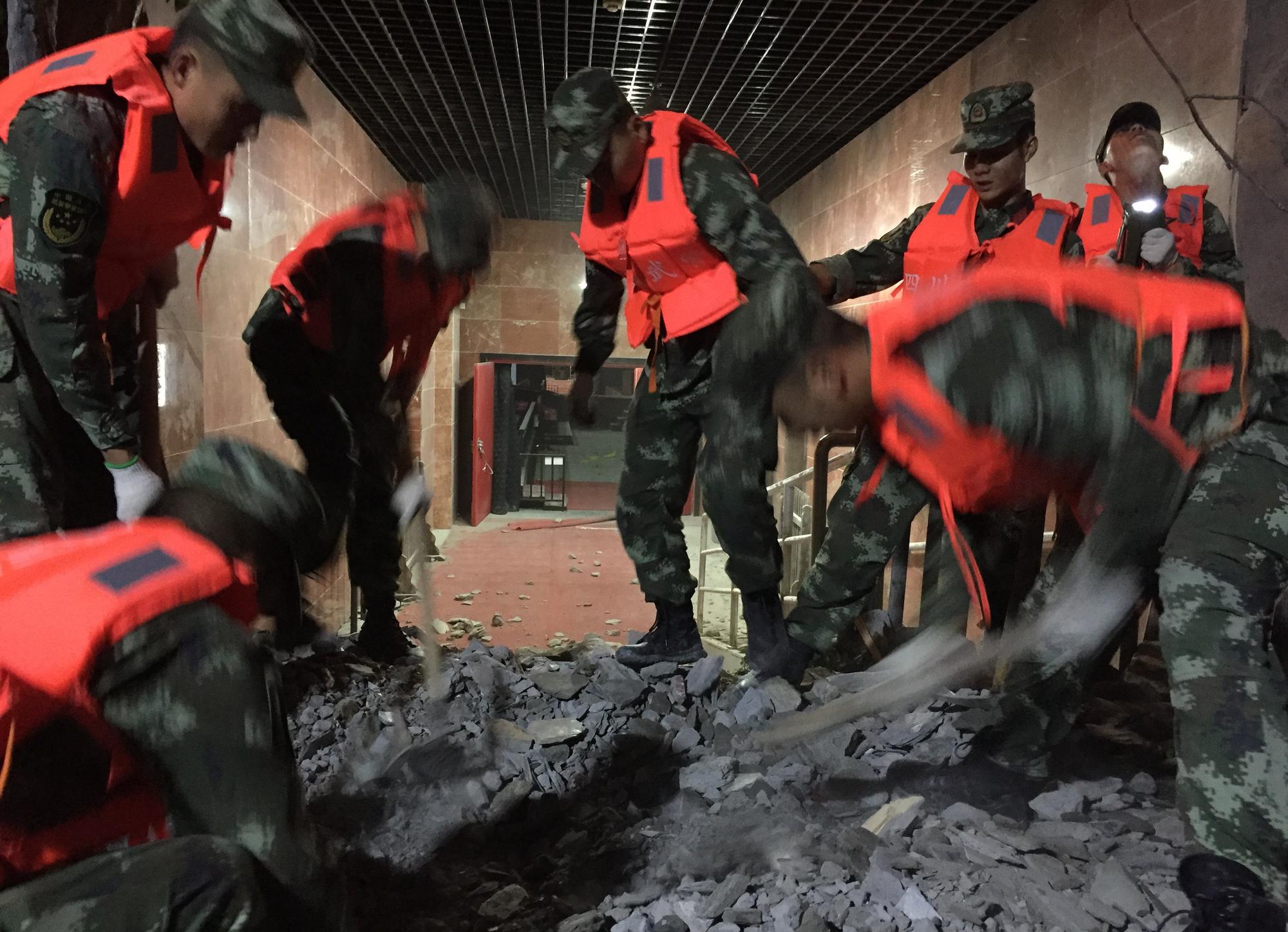 中國大陸四川省九寨溝，昨天夜間發生芮氏規模7.0地震，兩岸的地震專家指出，是歐亞地震帶內板塊互相擠壓所致。
