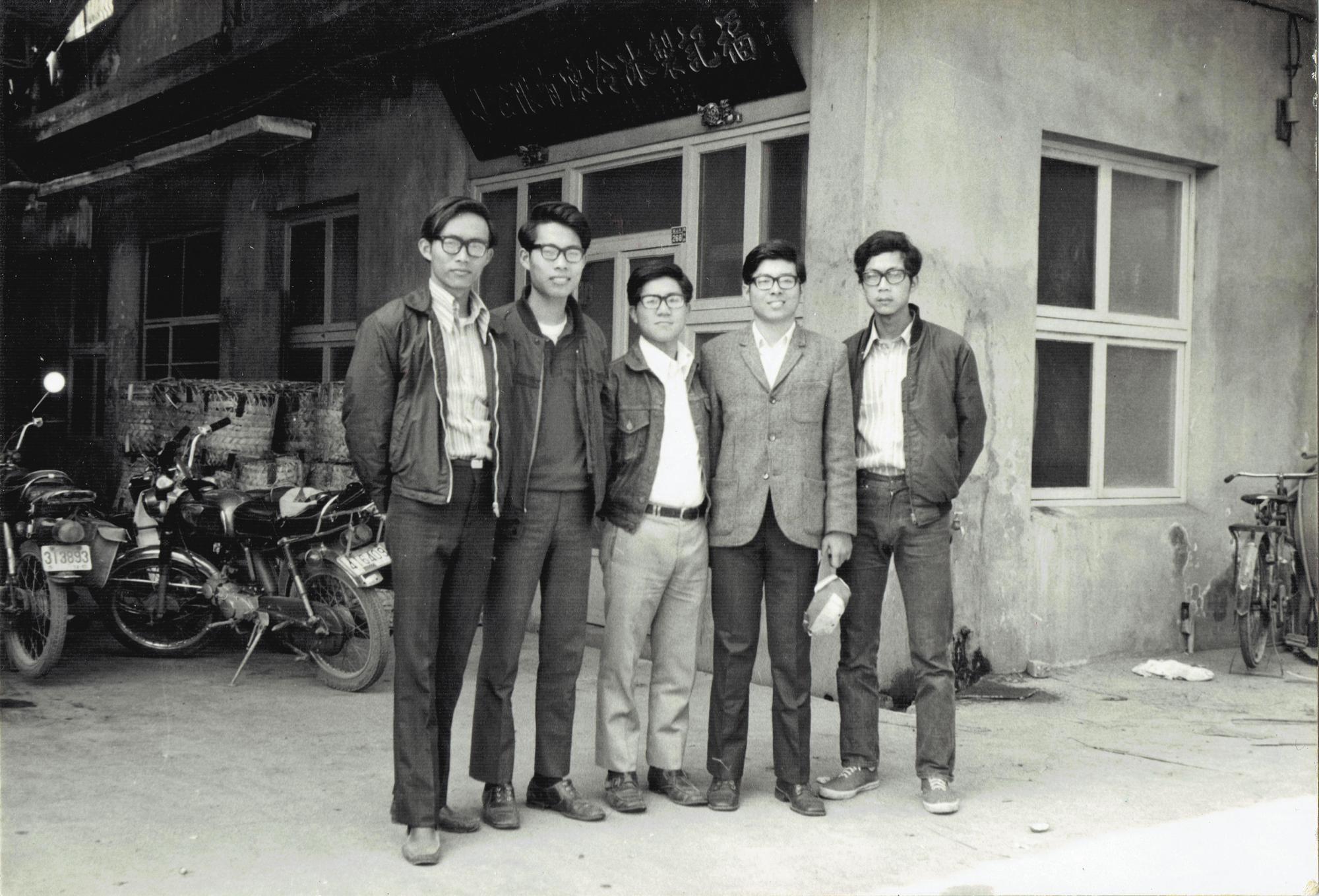 1976年王榮得(右二)在製冰冷凍廠和朋友合影,當時工廠仍由父親主導。(福記提供)