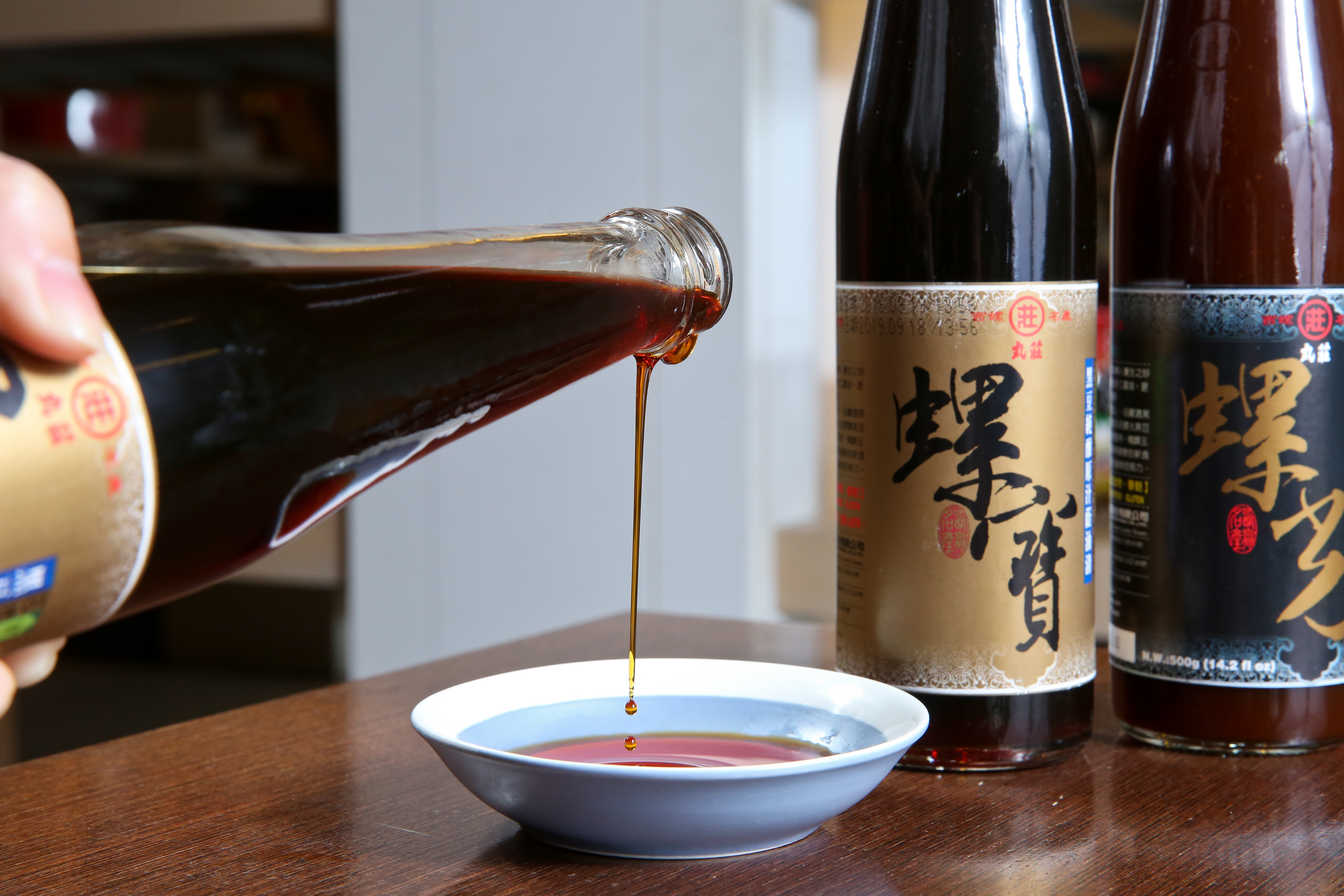 以黑豆釀造的醬油豆味較濃，適合滷煮、紅燒。（螺寶黑豆蔭油清290元/300ml）