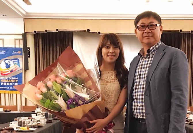 《鏡週刊》報導北市府副發言人陳思宇（左）1女電3男，陳思宇澄清沒男友，爸爸陳建銘（右）反爆料「沒男友才有鬼」。（翻攝自陳建銘臉書）