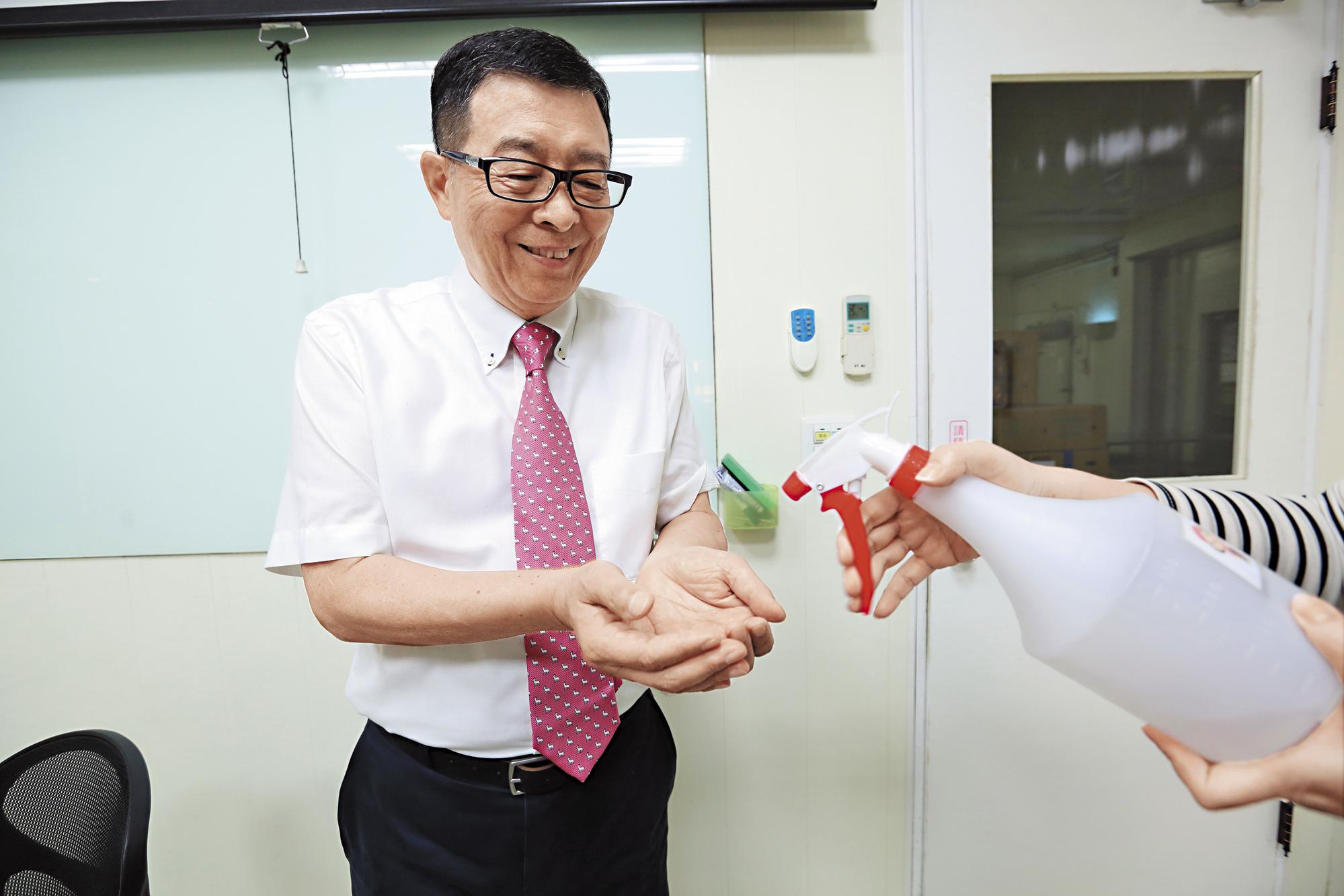 讀藥學出身的王榮得不管是開會前、吃飯前或是如廁後,都一定會噴酒精做手部消毒。