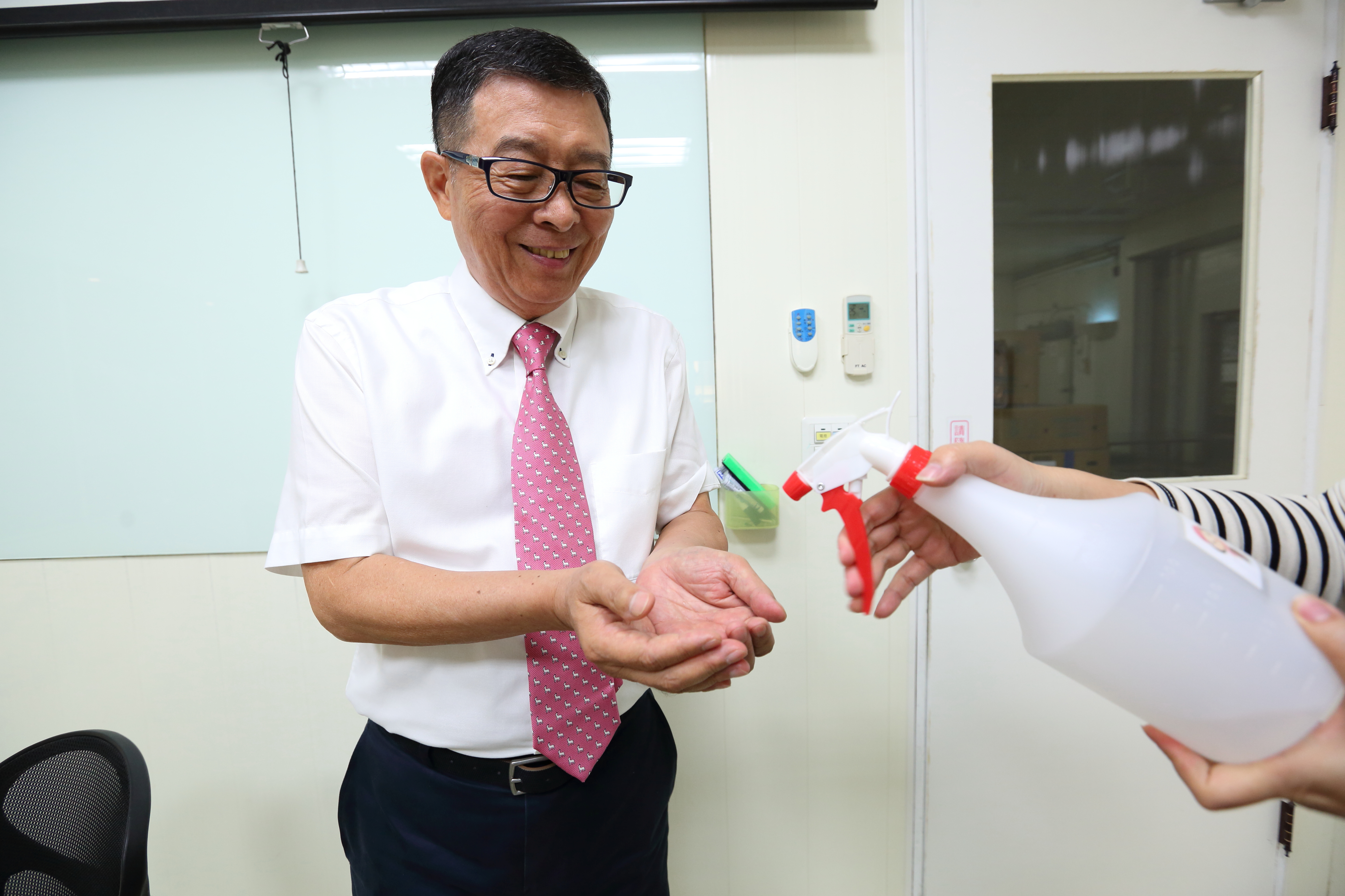 福記老闆王榮得個性嚴謹，也對星座專家瑪法達相當著迷。