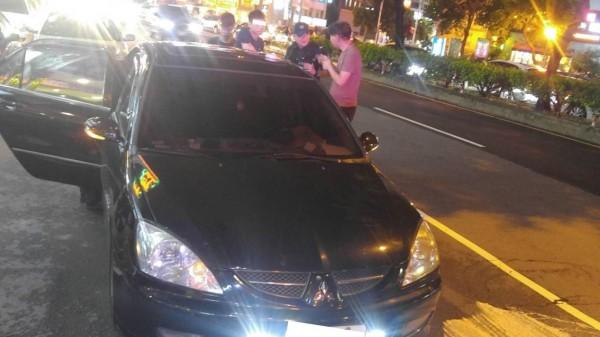 徐男遇警盤查，連忙將吸食器藏匿網友車上。（警方提供）