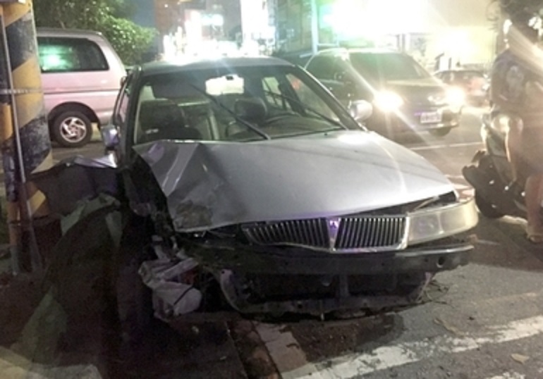 戴姓男子酒駕後加速逃逸，直到車子動不了，才棄車落跑。