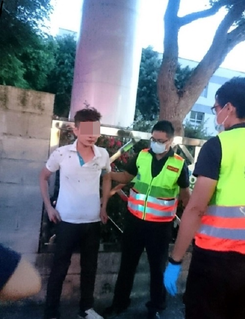 戴姓男子欲翻牆逃跑,被見義勇為的民眾揪了下來。