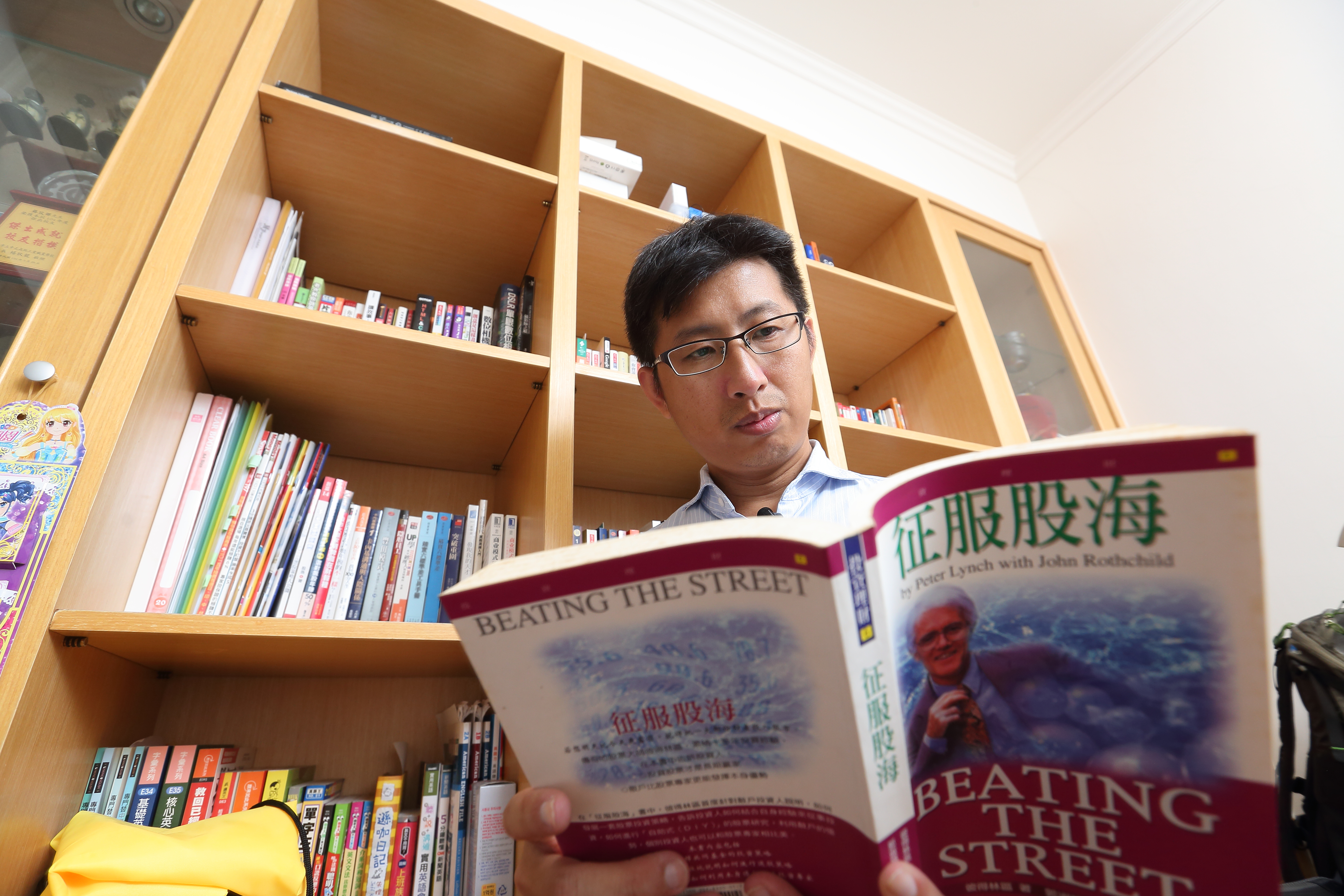 讀了彼得林區的《征服股海》，股魚效法投資大師從生活中選股。