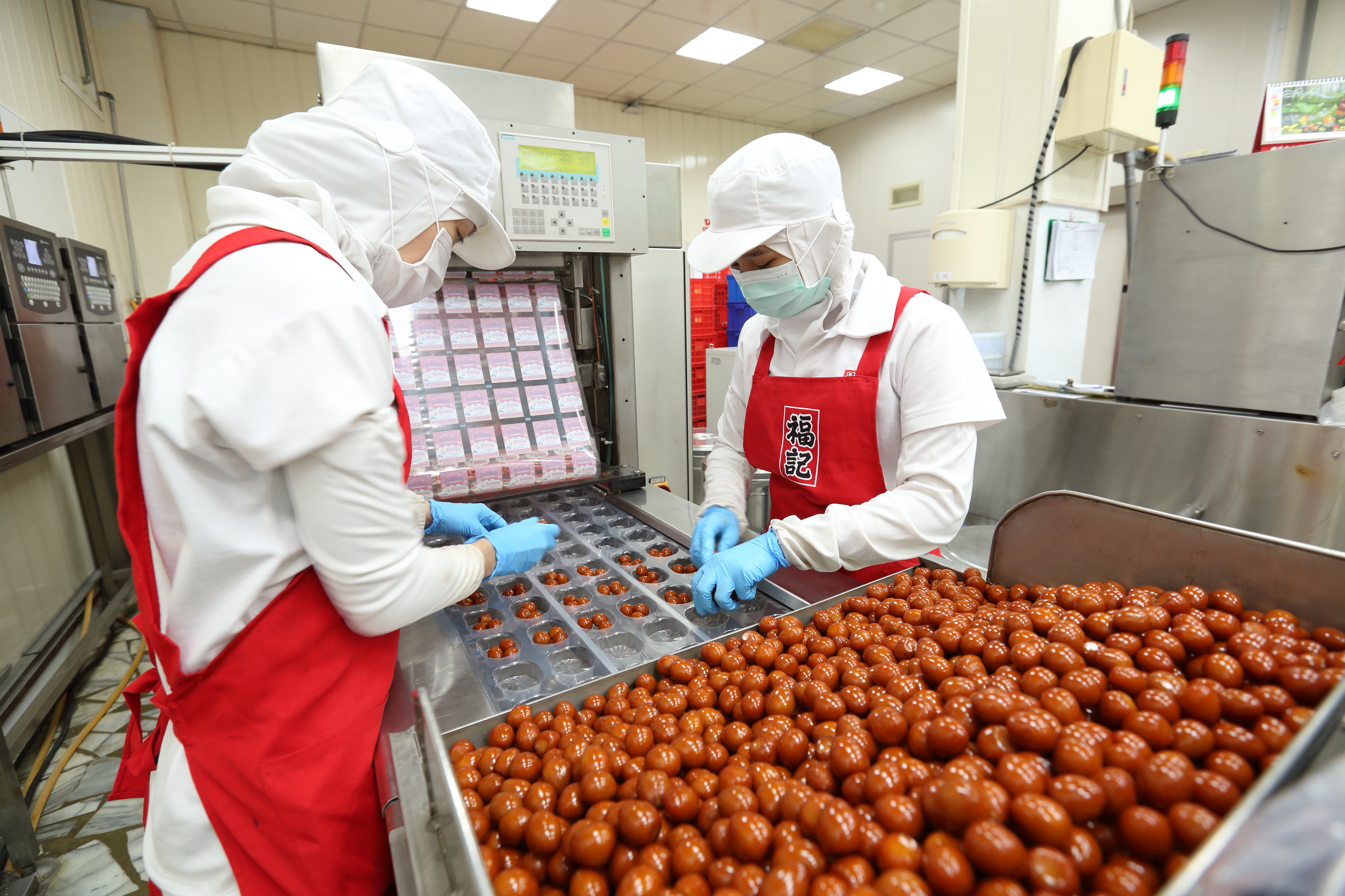 一般人都不喜歡在生產線工作，而是喜歡坐辦公室，為此，福記董事長王榮得祭出留任獎金，降低流動率。