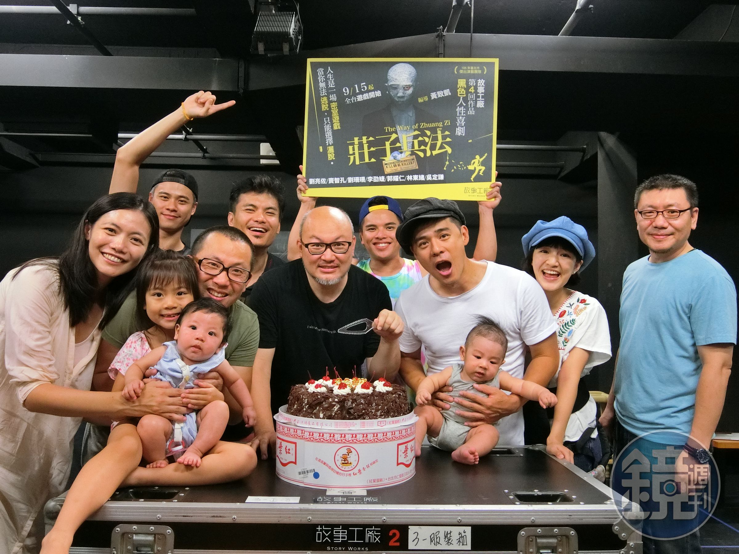 舞台劇《莊子兵法》兩位男星奶爸劉亮佐、竇智孔一同慶祝爸爸節。