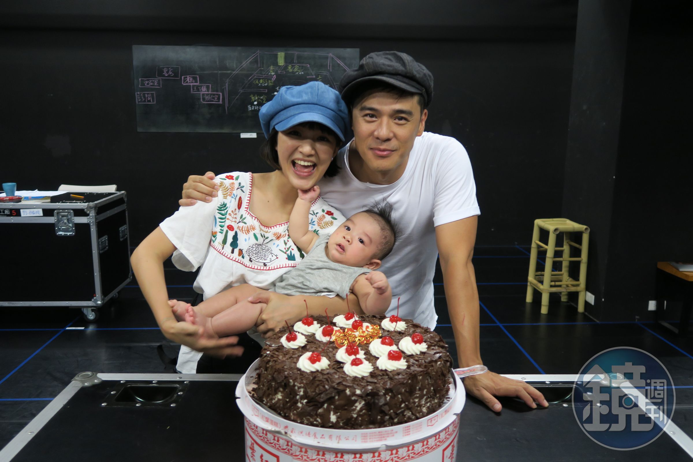 竇智孔老婆幃幃抱著兒子竇大福驚喜探班，竇智孔開心抱著兩人合照。
