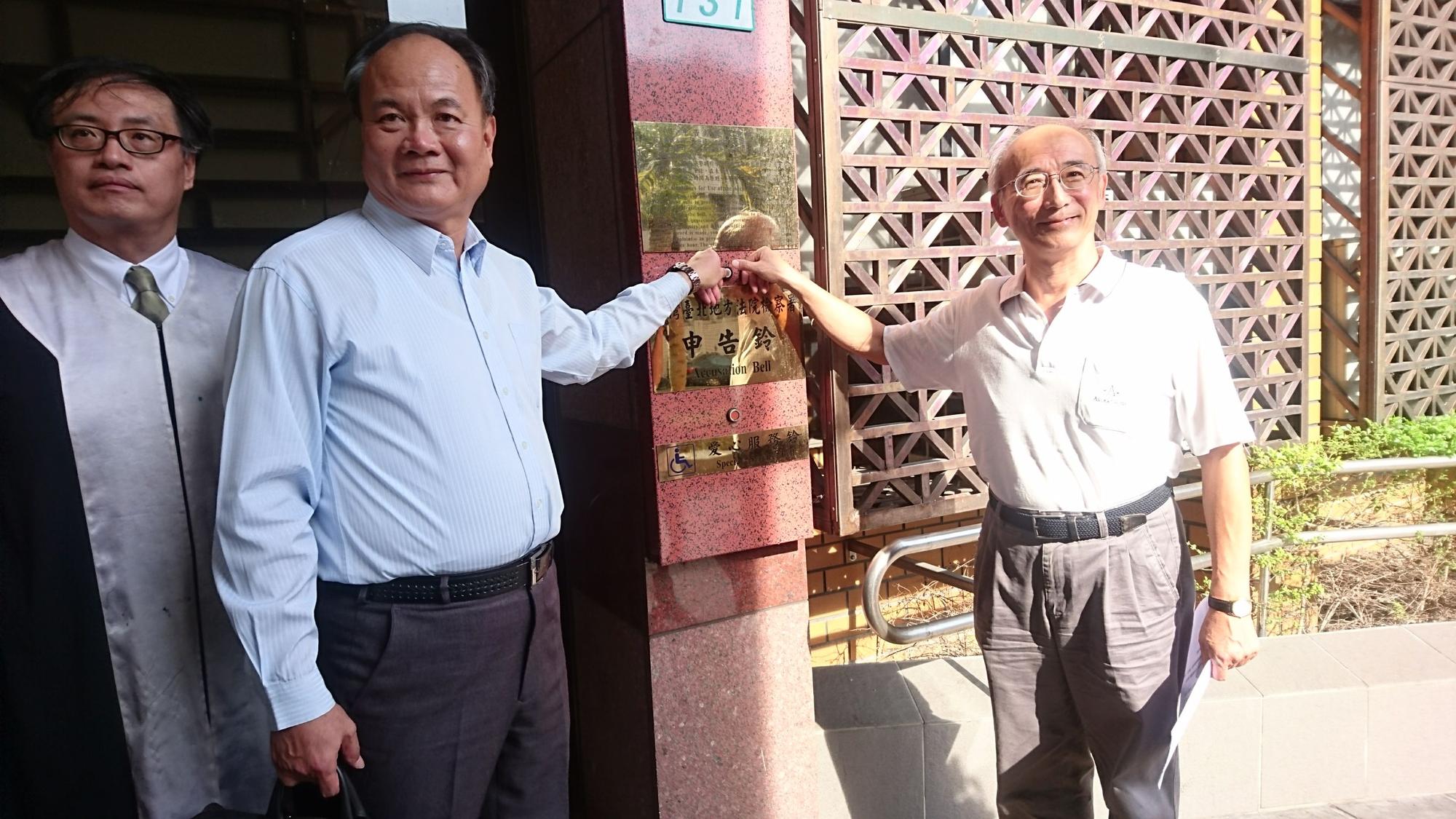 陳茂榮(右)與劉貴富(中)否認涉及不法,在律師陪同下,至台北地檢察署按鈴控告廖秋鄉夫婦。