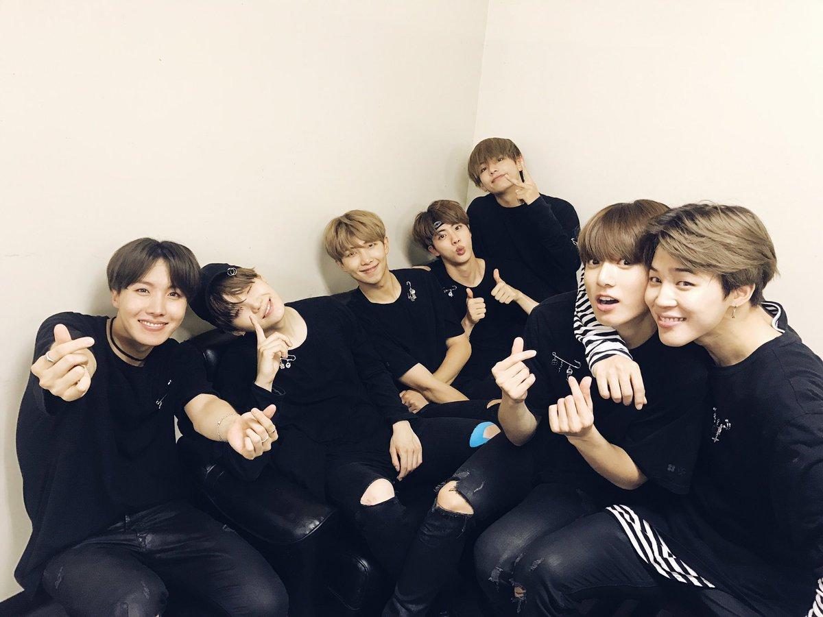 防彈少年團BTS成員SUGA(左二)、V(右三)和Jimin(右一)都曾在活動中暈倒。