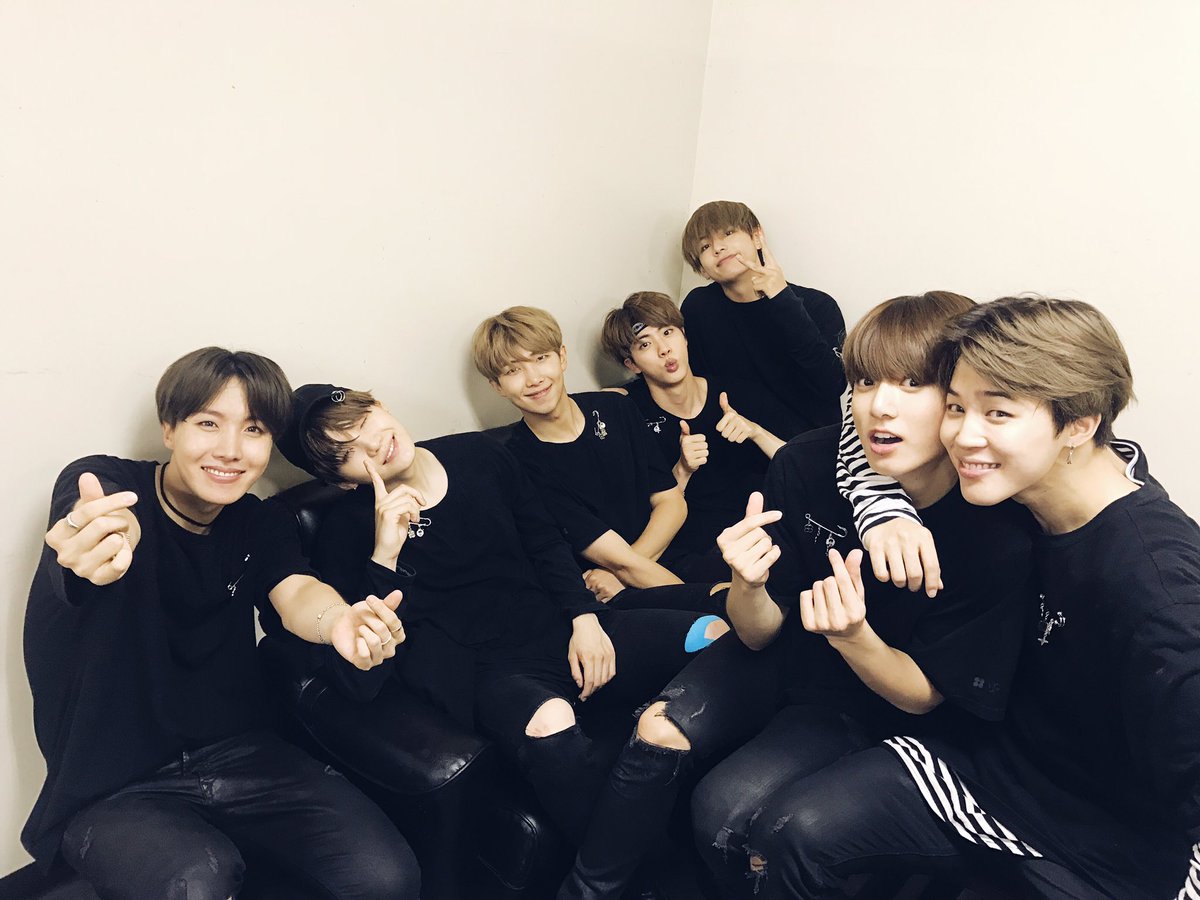 防彈少年團BTS成員SUGA（左二）、V（右三）和Jimin（右一）都曾在活動中暈倒。