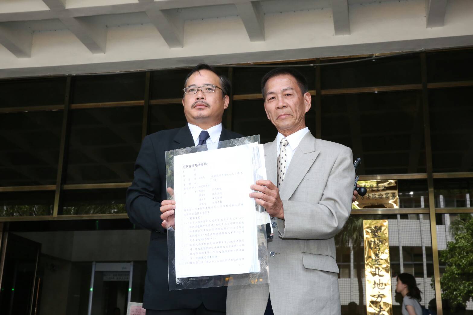 翁炳堯（右）透露，當年他說不認識郭台強，是為了幫郭台強脫罪。