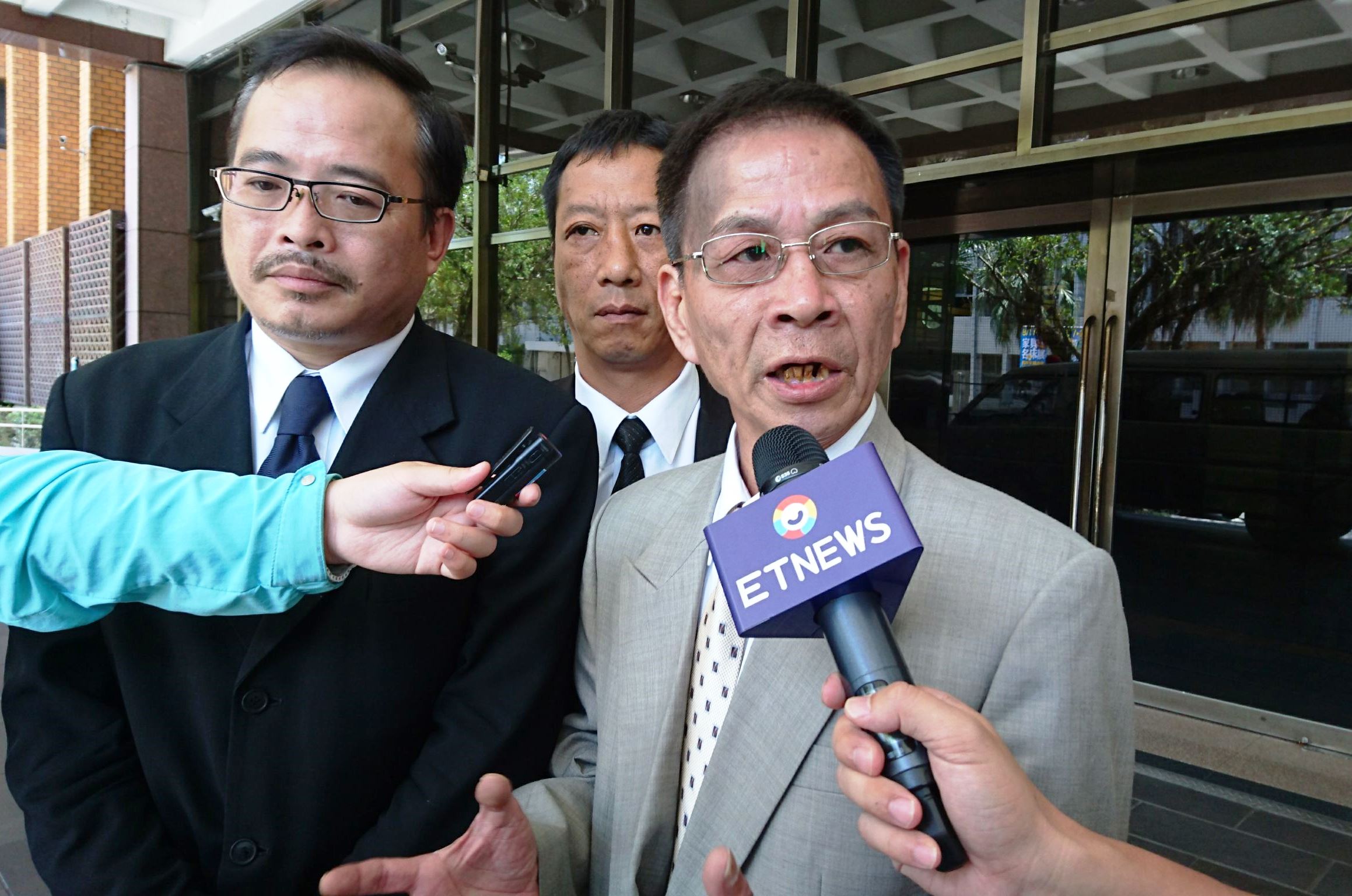 翁炳堯（右）訊後遭檢方限制住居，對案情三緘其口。