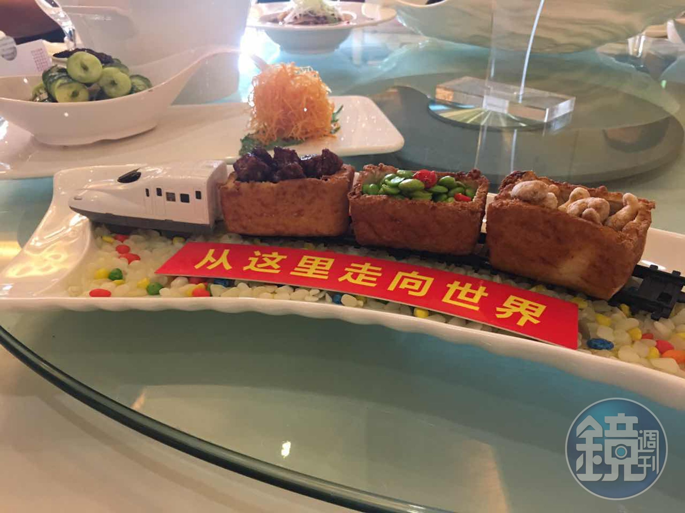 行程開始的前3天，我們穿梭在成都郊區參觀各種緊扣「一帶一路」的工程和建設，就連吃飯的菜都裝在高鐵模型上。