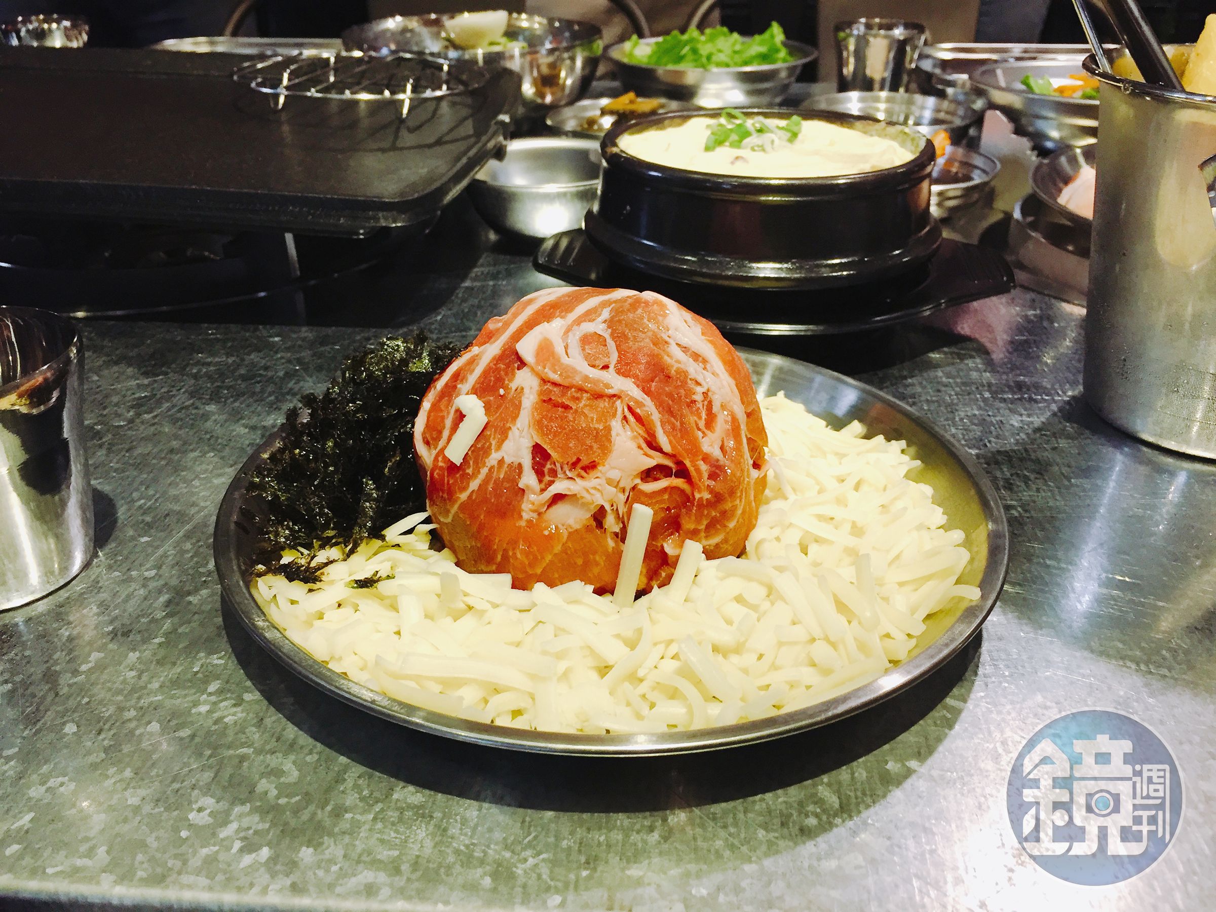 圓滾滾的「泡菜肉彈」上桌，讓我等不及把它拆來吃！（250元／份）