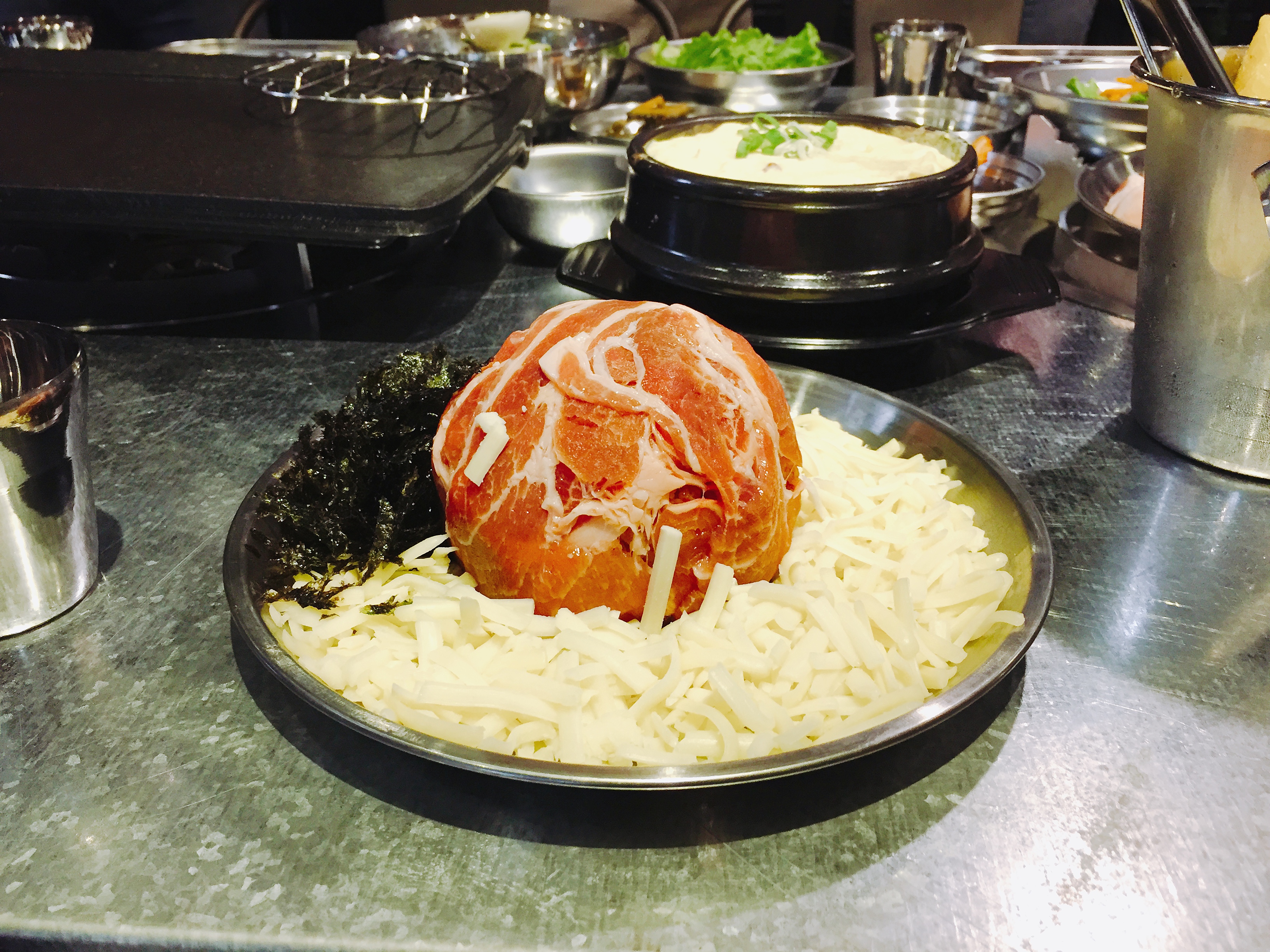 圓滾滾的「泡菜肉彈」上桌，讓我等不及把它拆來吃！（250元／份）