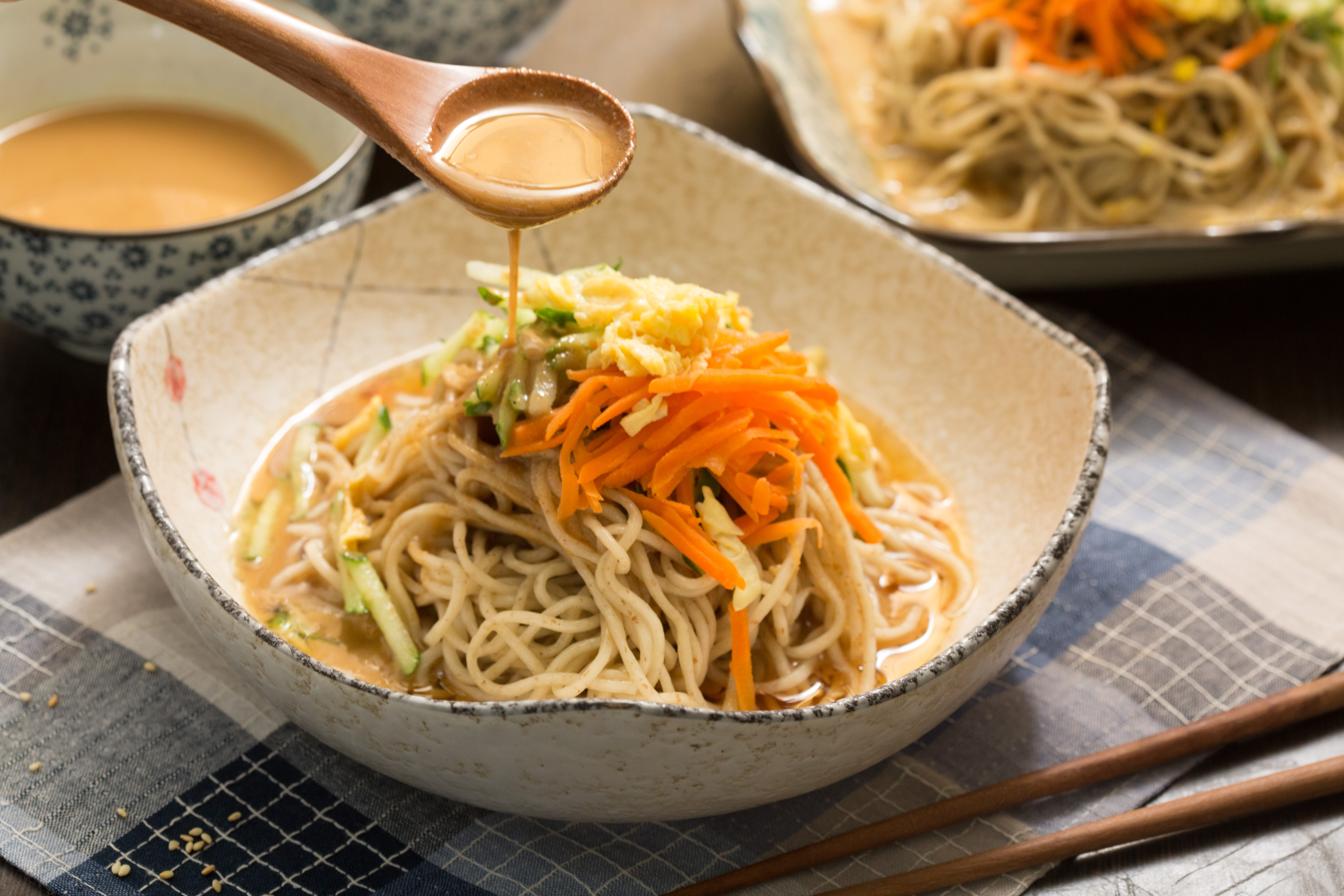 醬汁是涼麵的靈魂，讓胃口門戶洞開的鎖匙。