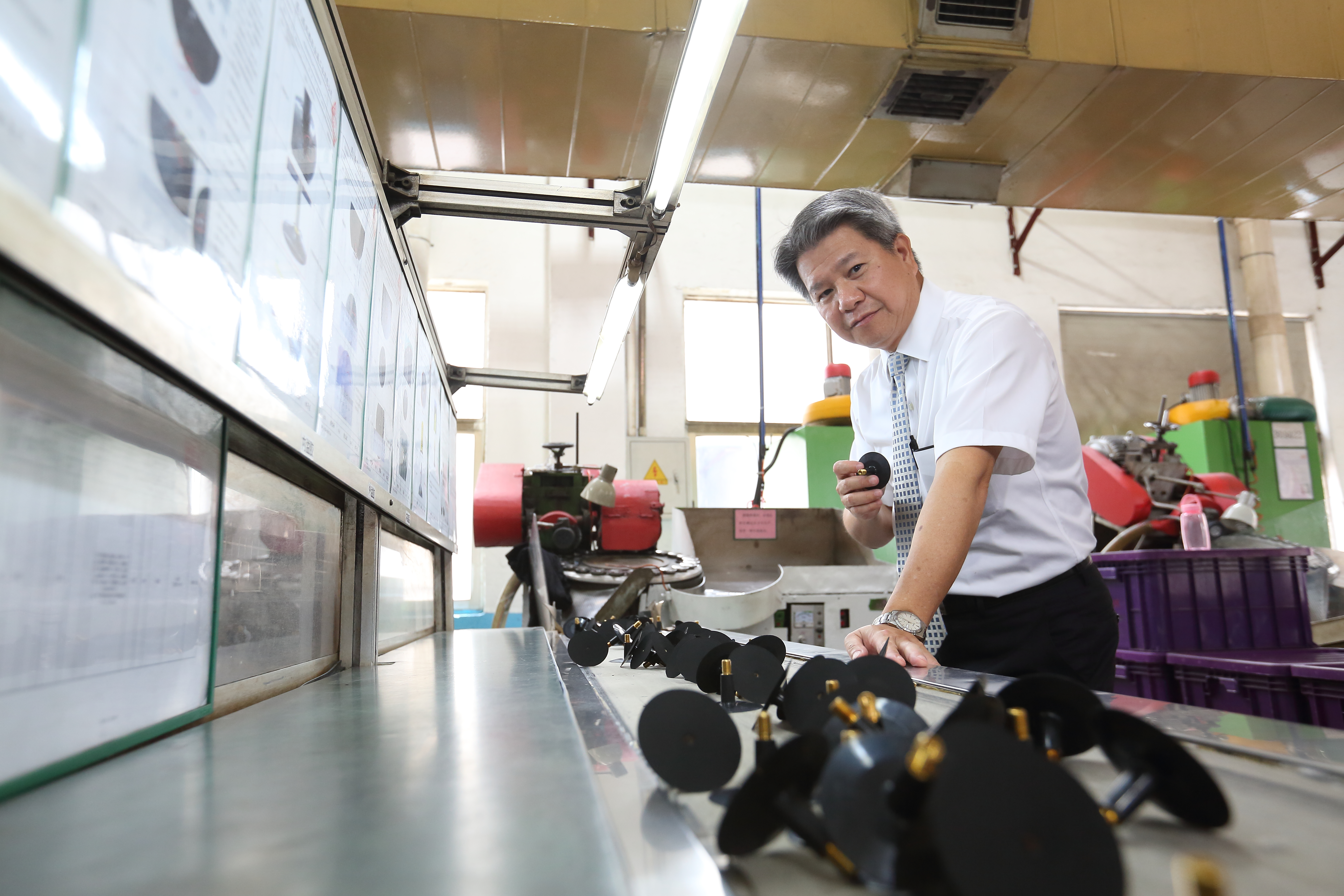 全球傳統氣門嘴第一大廠、六暉董事長吳金鹿直言，一例一休不解決，台灣將漸漸失去競爭力。