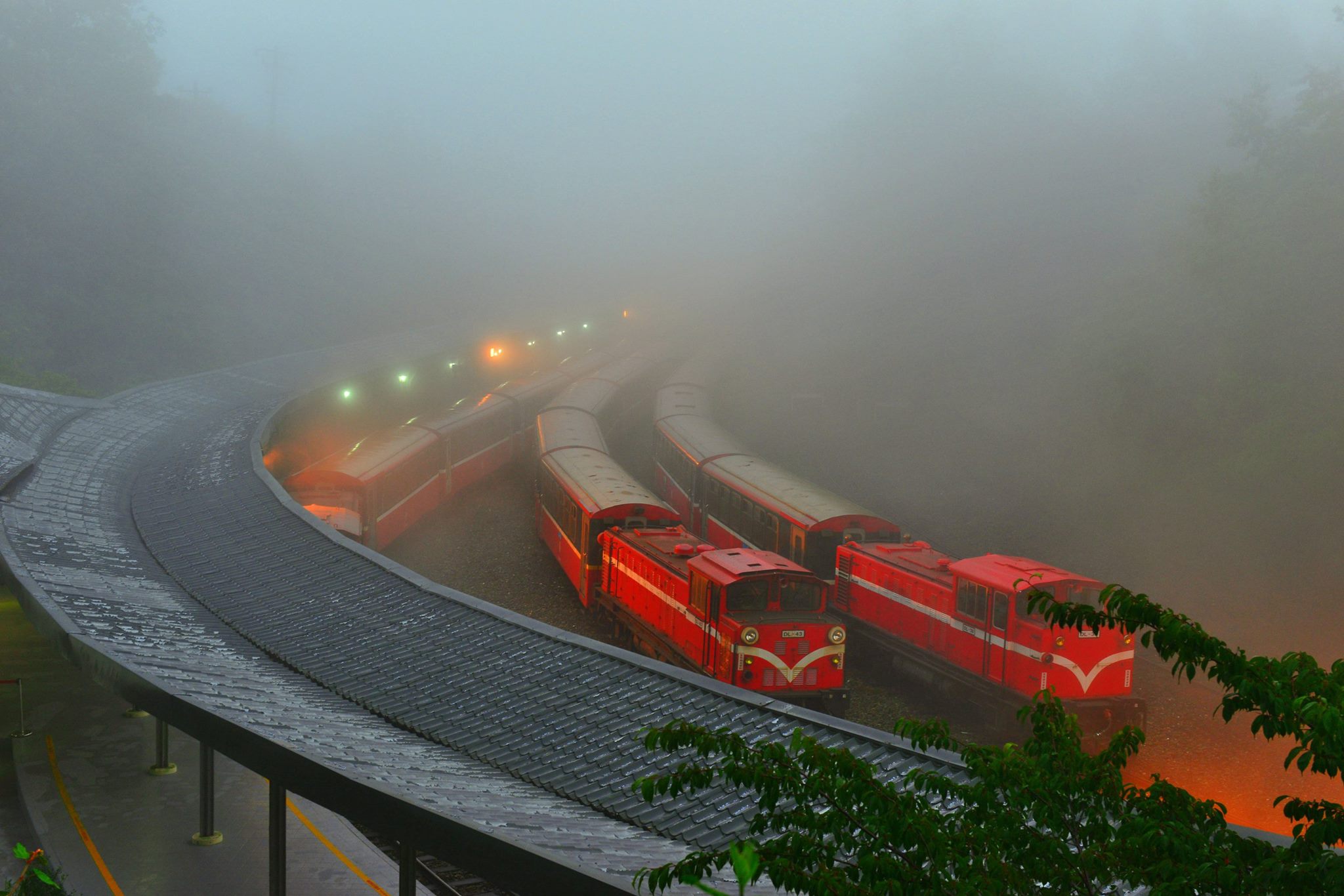 林務局日前提出阿里山鐵路修復計畫，決定採取隧道改線方案，將炸山開鑿新隧道。（翻攝自阿里山國家森林遊樂區臉書）