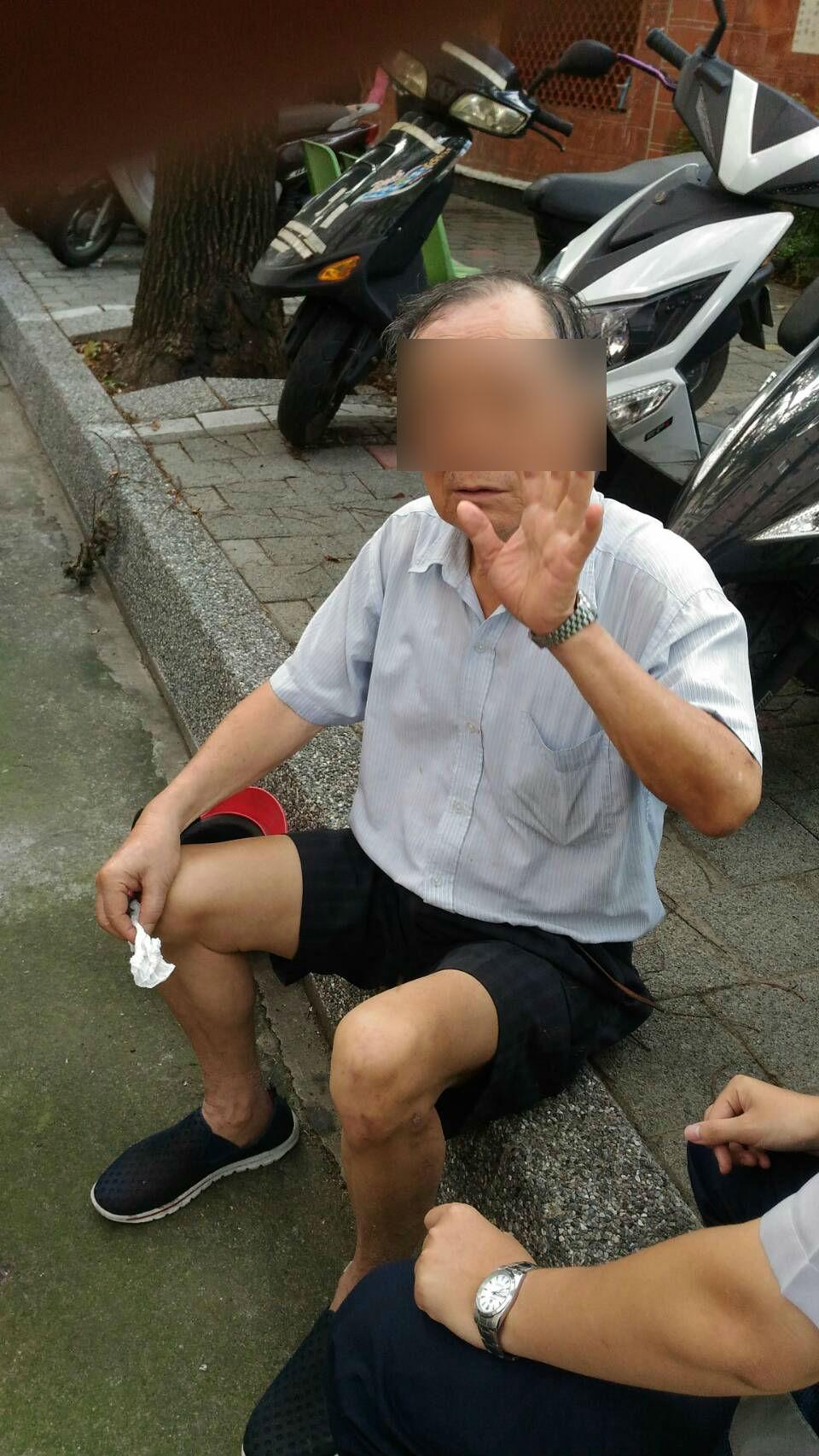 陳姓阿公呆坐路邊，意圖尋死，員警與兒孫輪流勸阻才打消念頭。（警方提供）