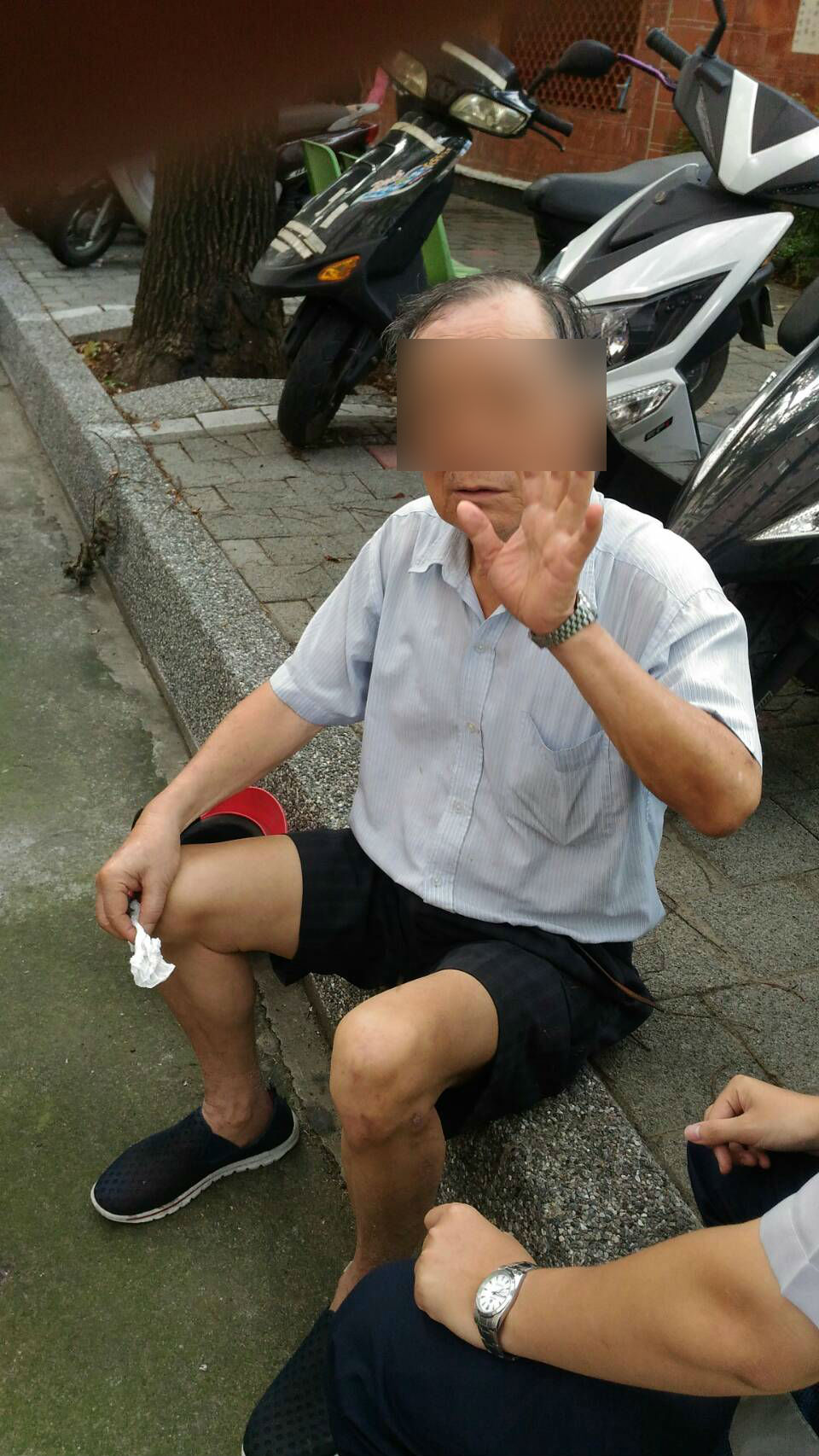 陳姓阿公呆坐路邊，意圖尋死，員警與兒孫輪流勸阻才打消念頭。（警方提供）