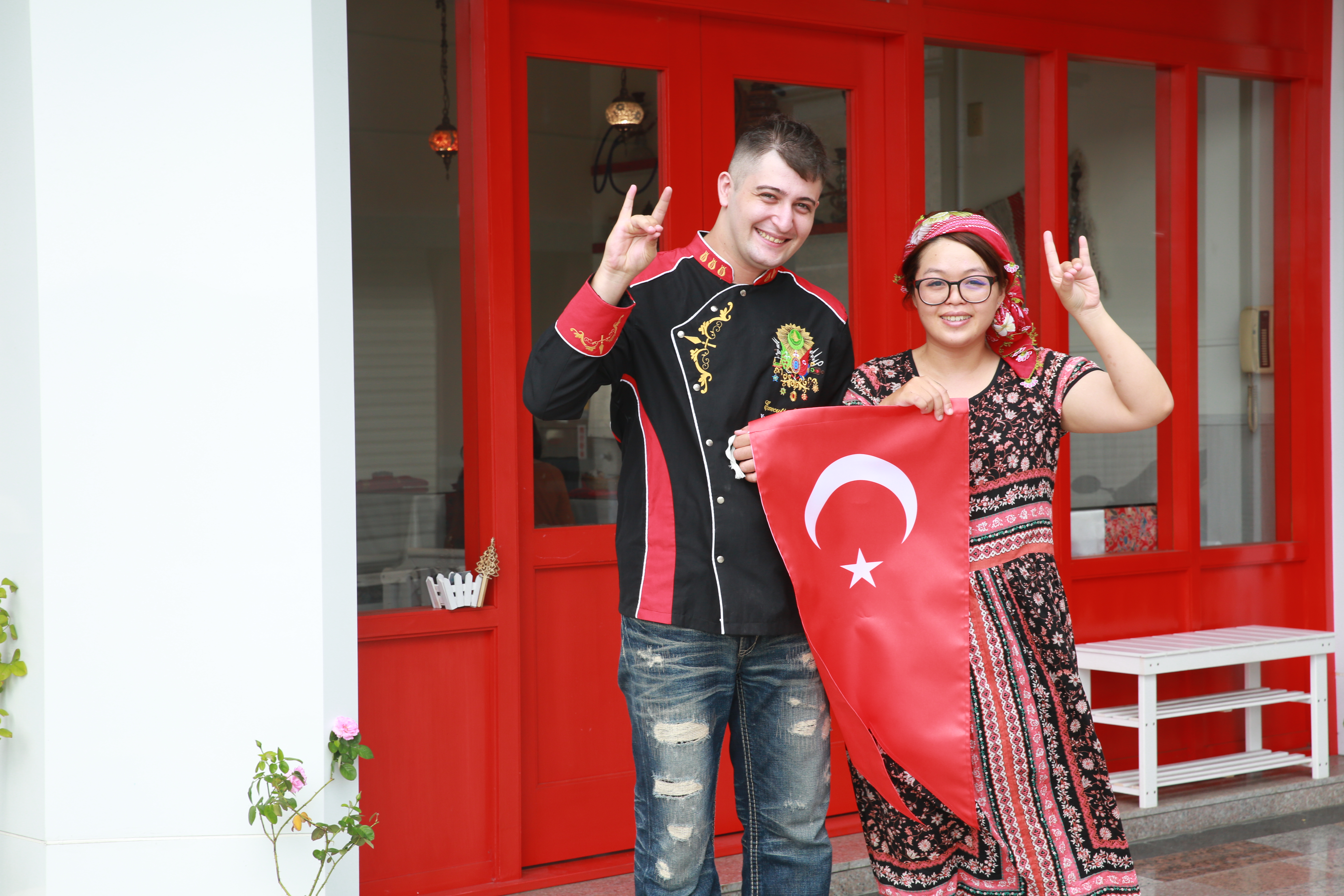 帥哥主廚Yunus和老婆葉怡青，俏皮比劃土耳其政黨的灰狼手勢。