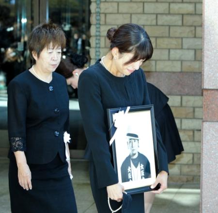 當時老公過世，上元多香子捧著遺照悲慟現身。