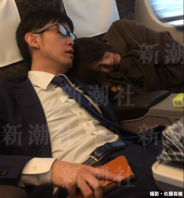 SPEED連番出事，之前轉當議員的今井繪理子搞上已婚議員，在新幹線爆睡，狀似親暱，日本媒體稱此案為「爆  睡不倫」。
