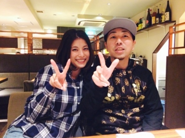 上原多香子與已逝的老公森脇隆宏熱戀結婚，但疑因上元多香子偷吃「小王」阿部力，導致老公上吊自殺。