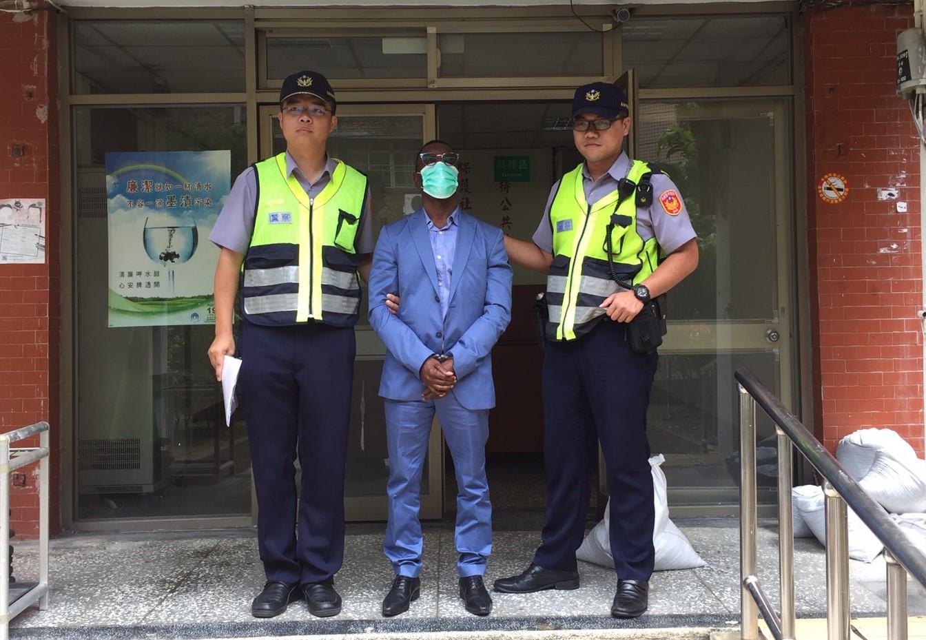 外籍車手來台拿取百萬現金,幸被警方即時制止。