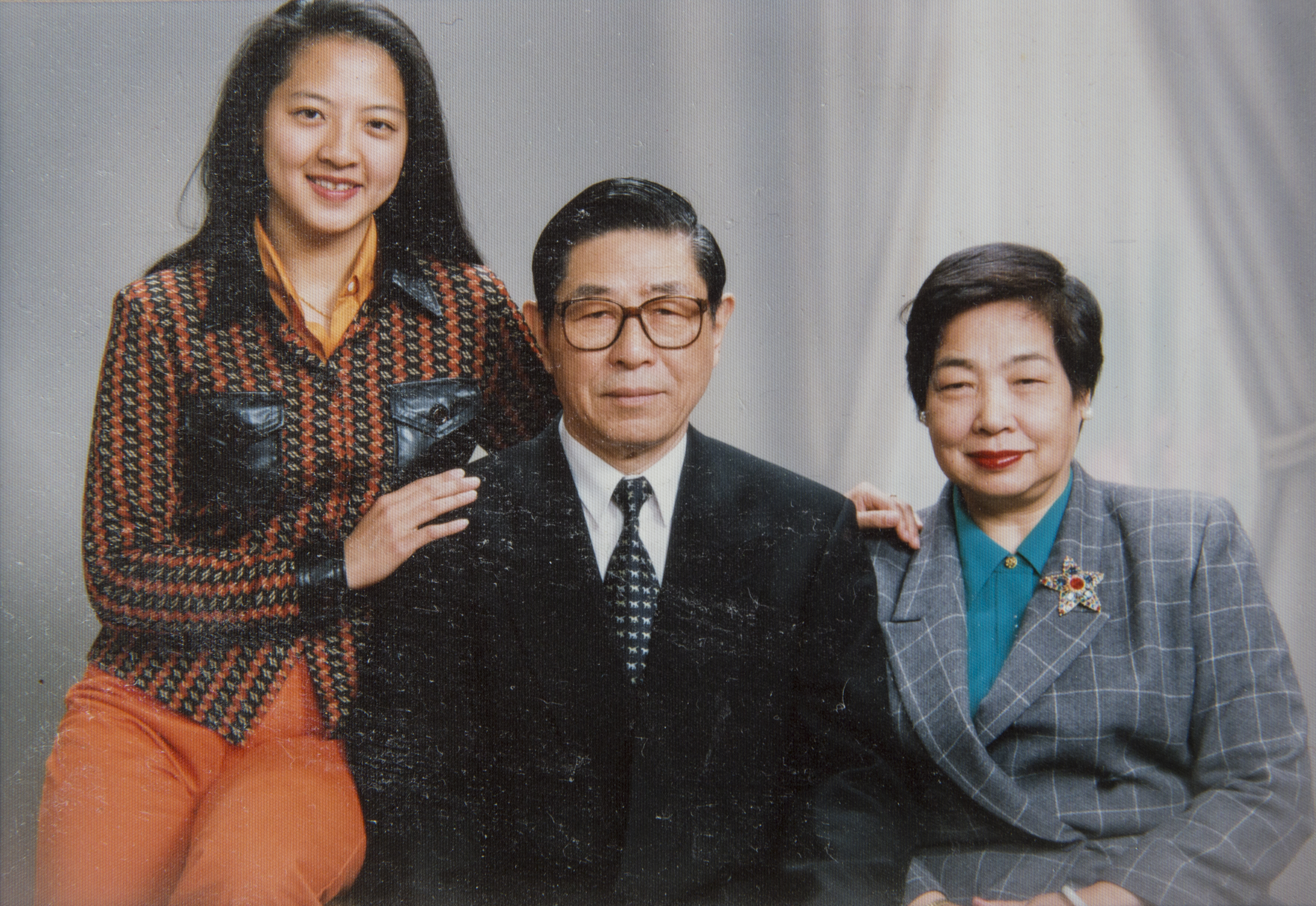 陳天璽（左）跟父母感情深篤，在生命的不同階段，都受到父母很大的影響。