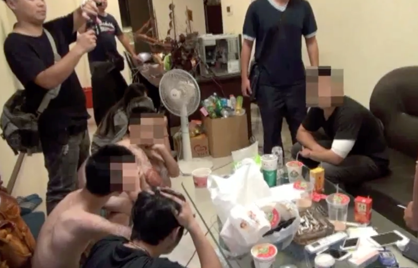 警方昨日攻堅，將以張浩君為首的暴力討債集團一網打盡。