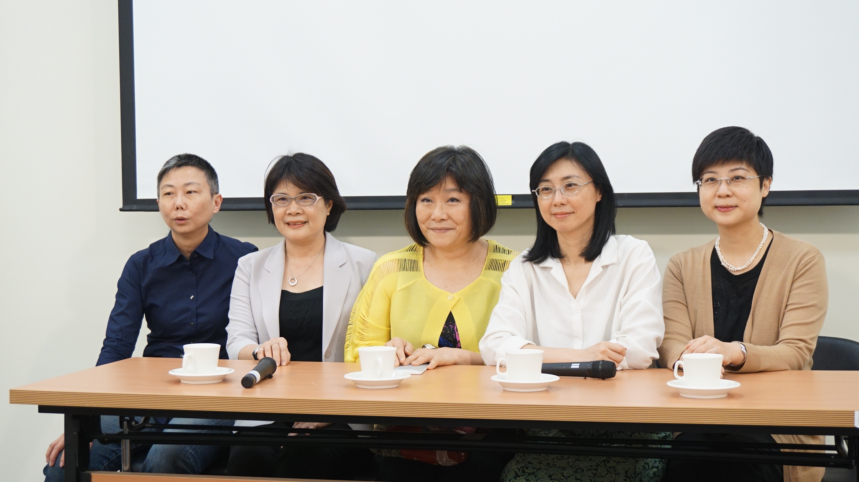 司改國是會議總結會議將舉行，卻傳出已由第五組主任保護官王以凡（左起）、台大社會系教授劉淑瓊、勵馨基金會執行長紀惠容、律師賴芳玉、交大科法所教授林志潔提案通過兒少婦幼保護等議題「被消失」。