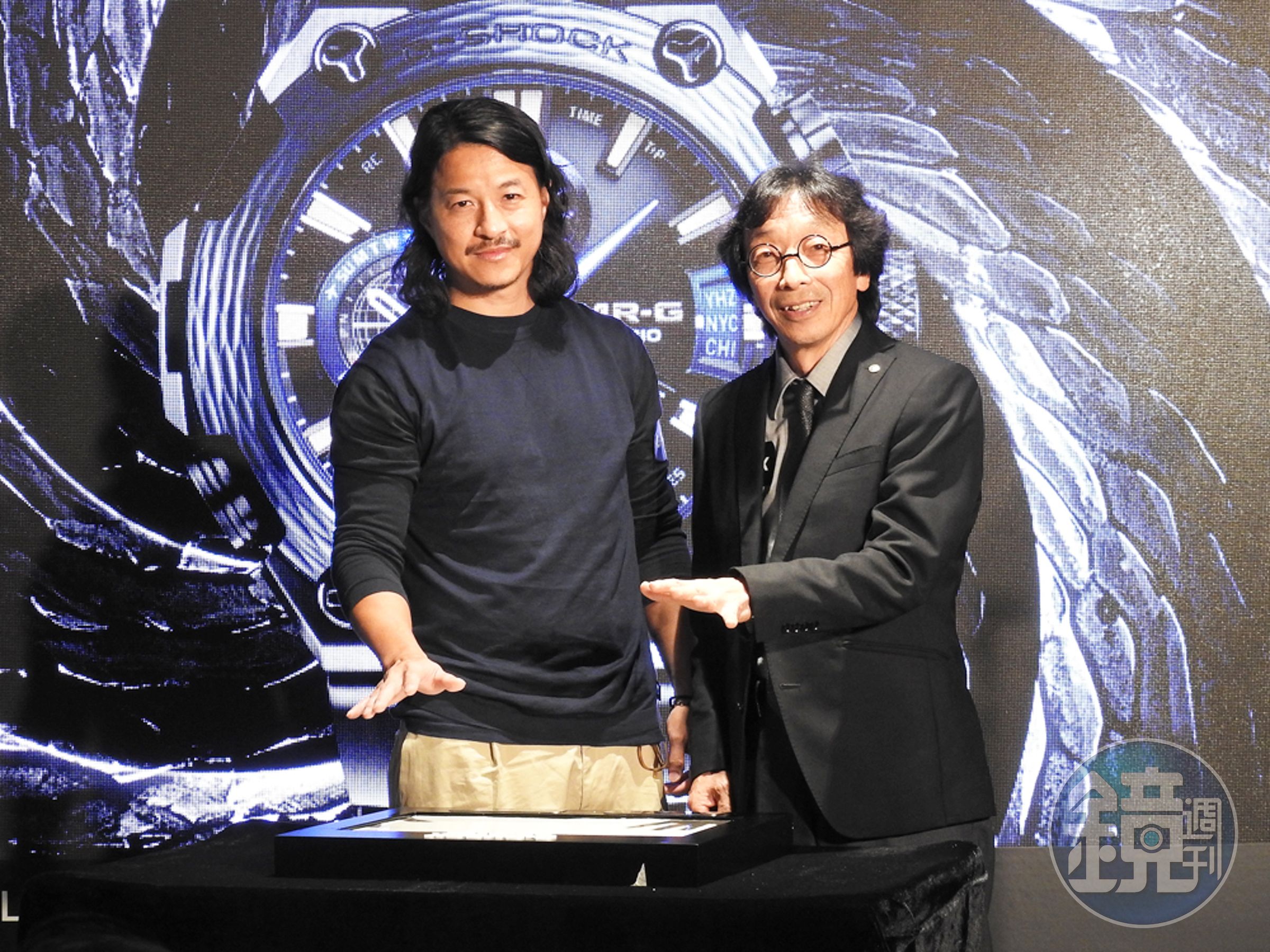 G-SHOCK之父伊部菊雄Mr. Kikuo Ibe(右)，攜手知名藝術家及人稱香港公仔教父的Michael Lau(左)，為MR-G打造出獨一無二的藝術品