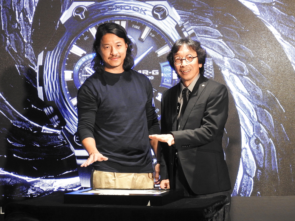 G-SHOCK之父伊部菊雄Mr. Kikuo Ibe(右)，攜手知名藝術家及人稱香港公仔教父的Michael Lau(左)，為MR-G打造出獨一無二的藝術品