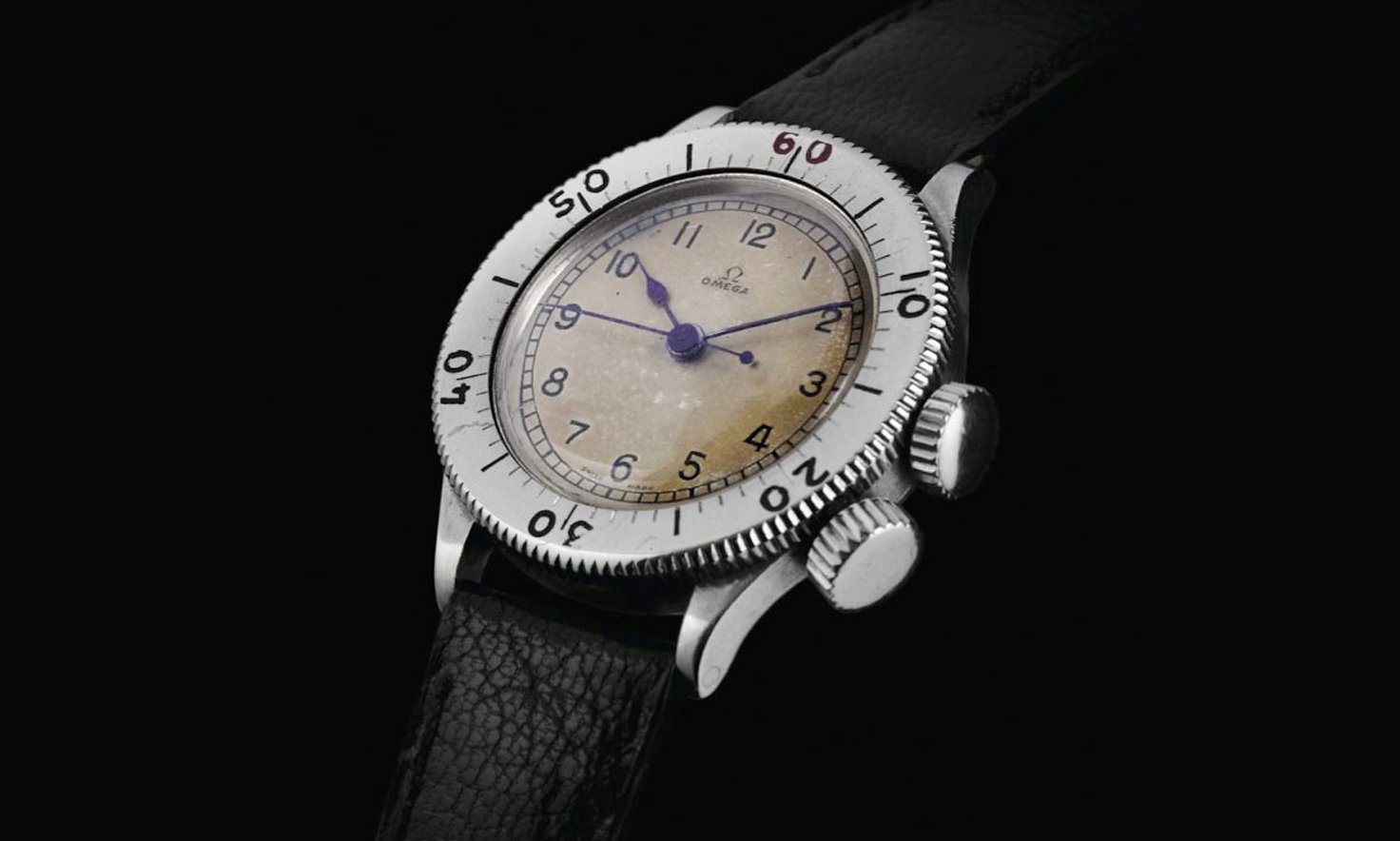 《敦克爾克大行動》極力考據歷史，道具、服飾細節全都參考歷史檔案重新製作，甚至從博物館借出真品拍攝。其中飾演戰機飛行員的Tom Hardy，手腕上戴的是這款Omega CK2129飛行軍錶。