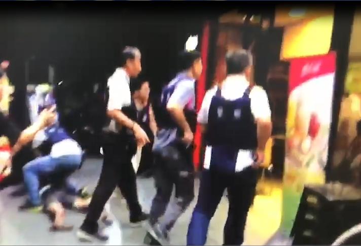 警方獲報派出大批警力前往麥當勞圍捕嫌犯。