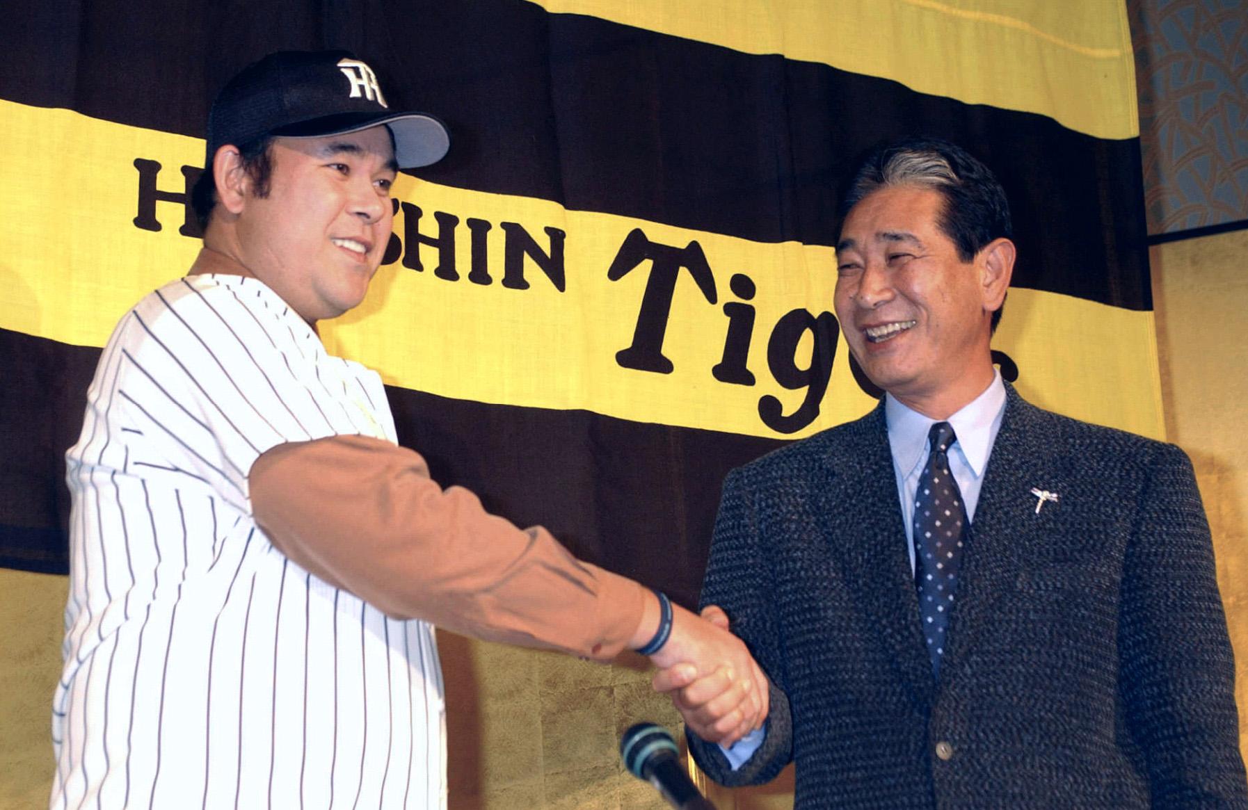    2002年12月11日，日本西宮市，伊良部秀輝與阪神虎監督星野仙一出席加盟記者會，正式宣告重返日本職棒。（東方IC）